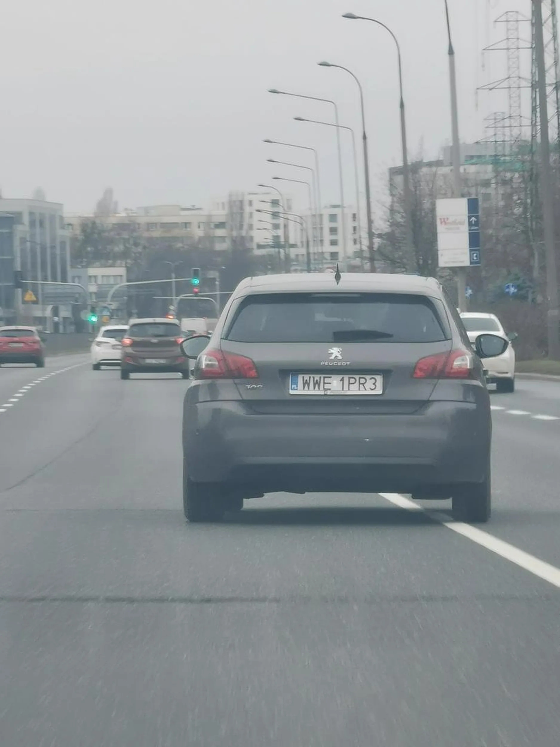 Nawet jeśli ktoś jedzie wolniej niż ty to nie jest powód żeby siedzieć mu na dupie, bez zachowania bezpiecznej odległości. Potem typ wyprzedza i przyhamowuje. Zmienia pasy na linii ciągłej, nie używa kierunkowskazów.