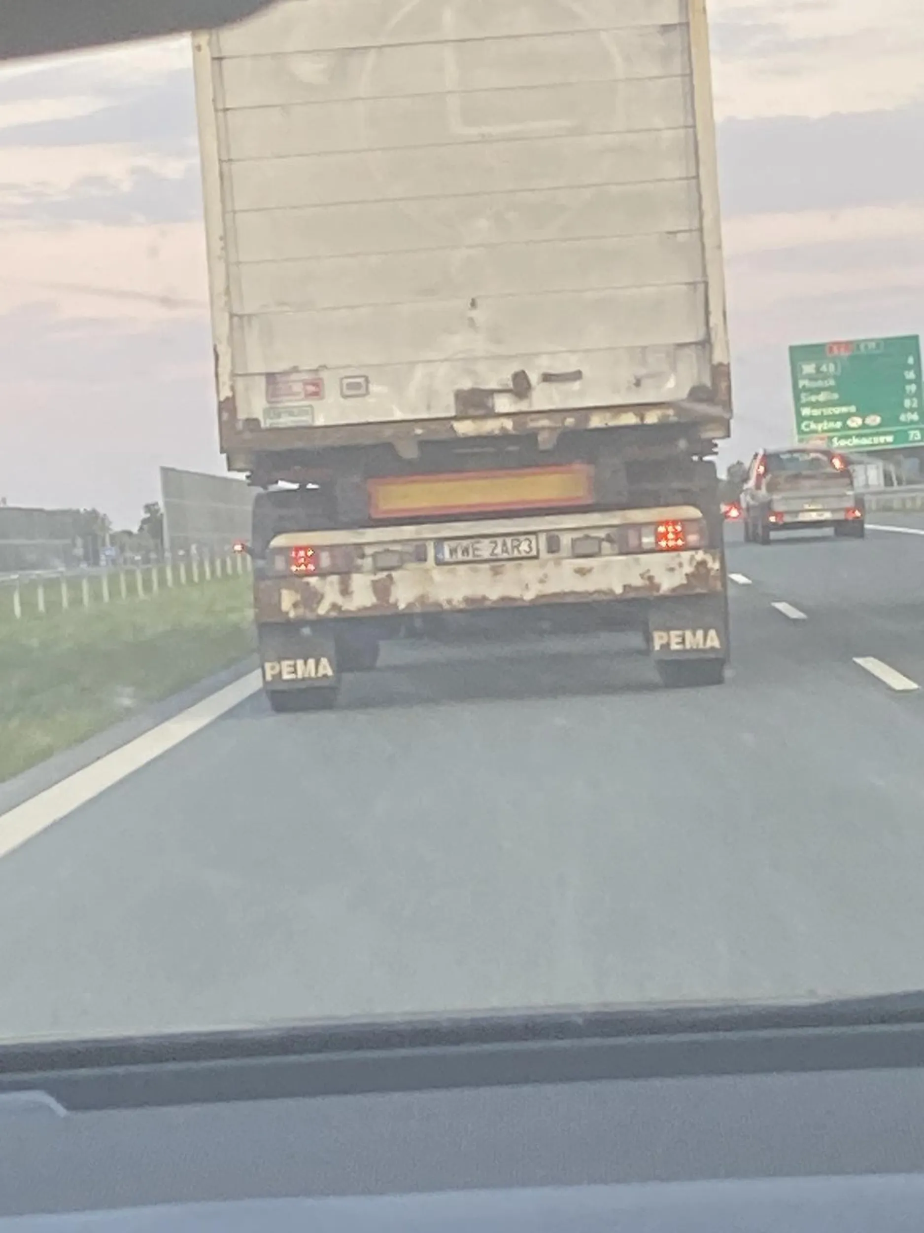 Wyprzedza na zakazie wleczac sie z 5 min na lewym