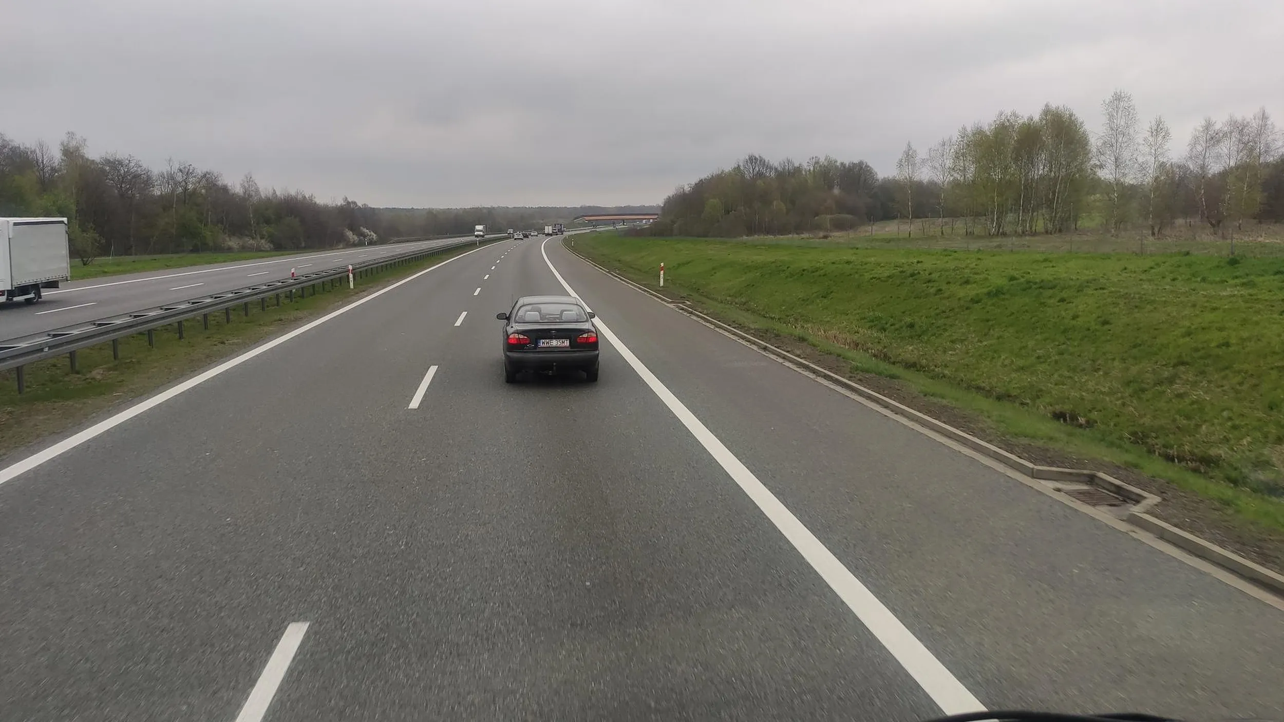 60km/h po pustej autostradzie bawiąc się telefonem, zakaz wyprzedzania dla ciężarowych więc ciągnie za sobą kilkukilometrową kolejkę ciężarówek