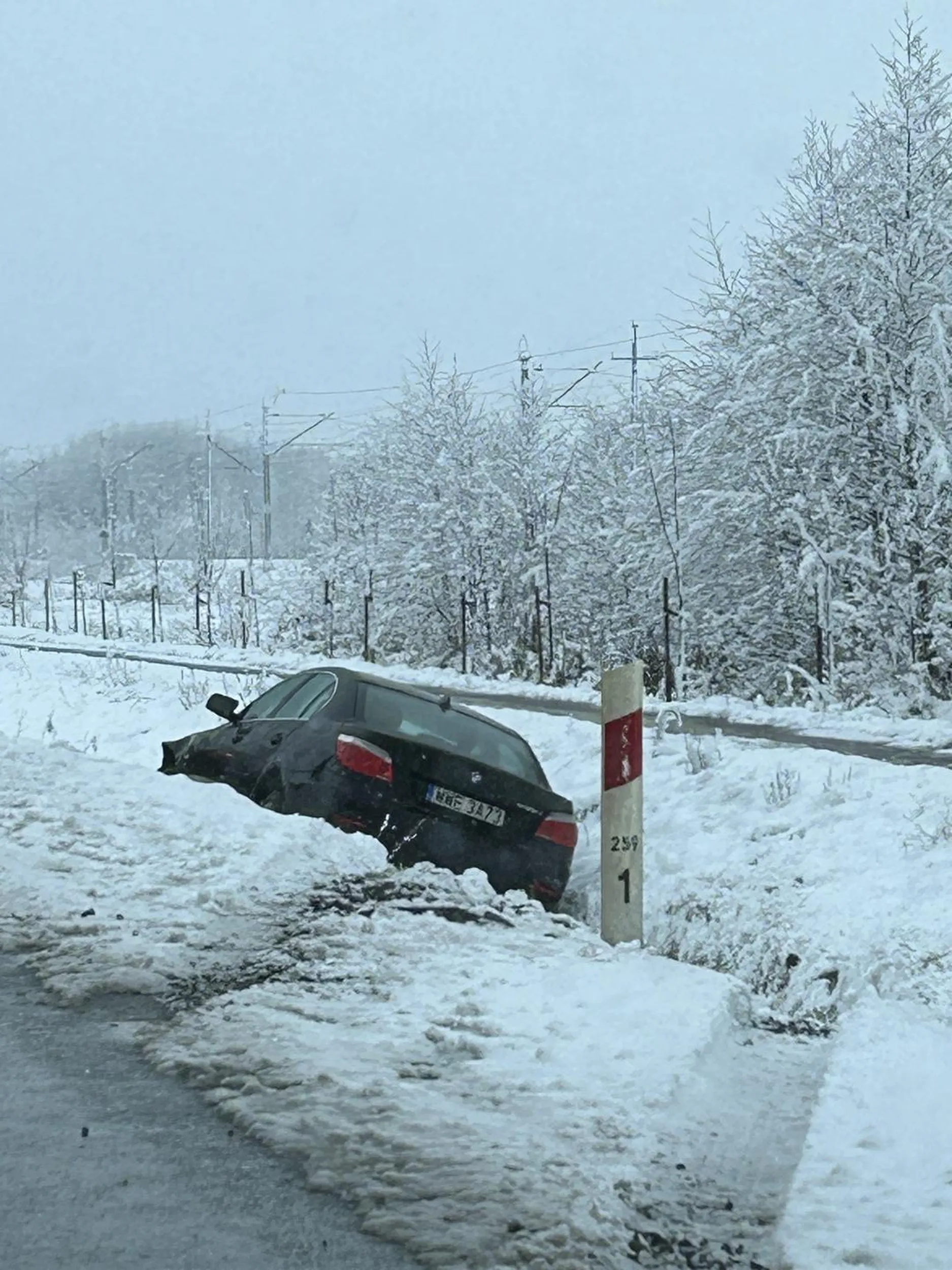 Nie polecam kierowcy, blokuje przepływ wody w rowie