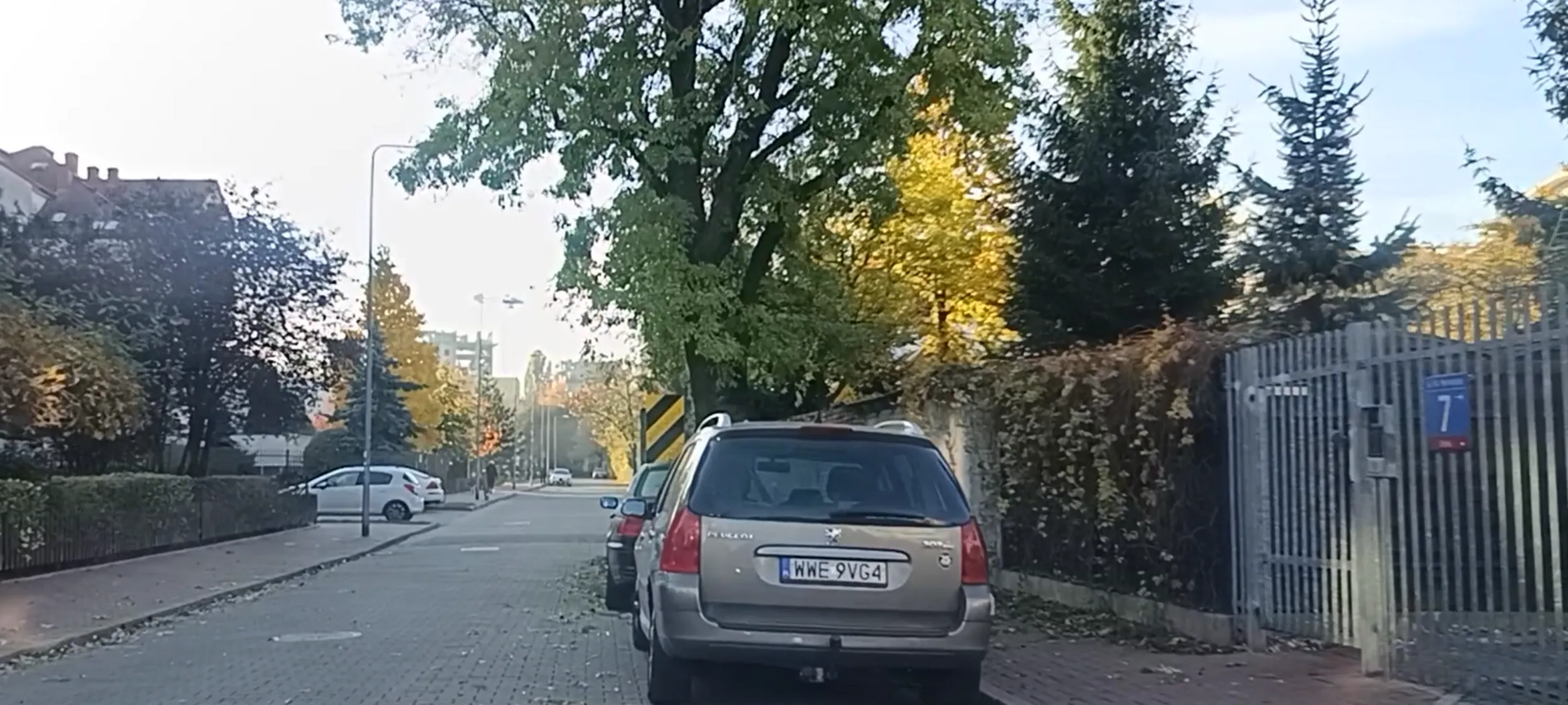 Pała za parkowanie na ulicy w miejscu zakazu i za utrudnianie widoczności przy wyjeździe z parkingu, panie pseudo kierowco.