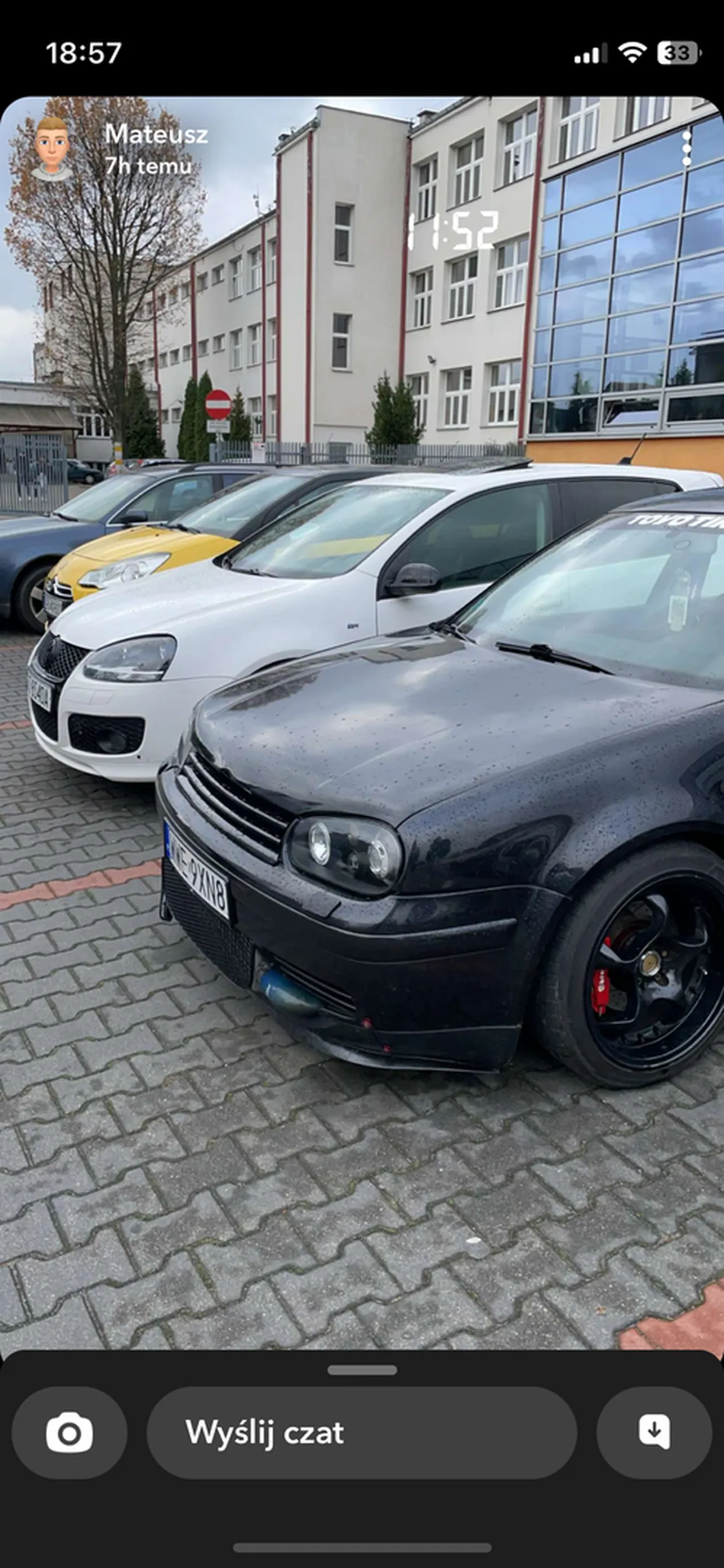 jeździ na czerwonym, wymusza każdemu, na przejsciach trąbi, w terenie zabudowanym poniżej 100 nie jeździ, ostatnio na światłach wysiadł i straszył kijem baseballowym