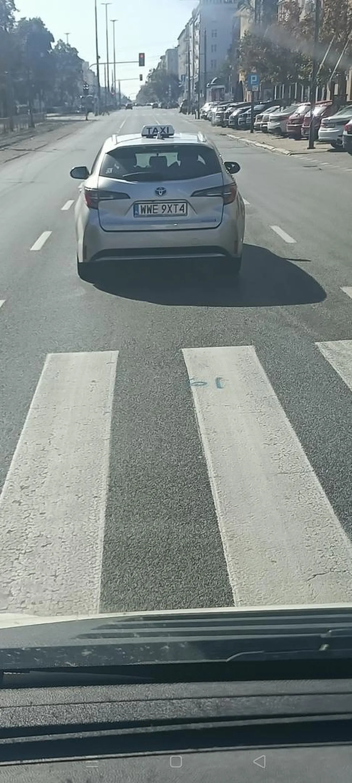 Uber wymusił pierwszeństwo i zajeżdża drogę i pyskuje i jest agresywny