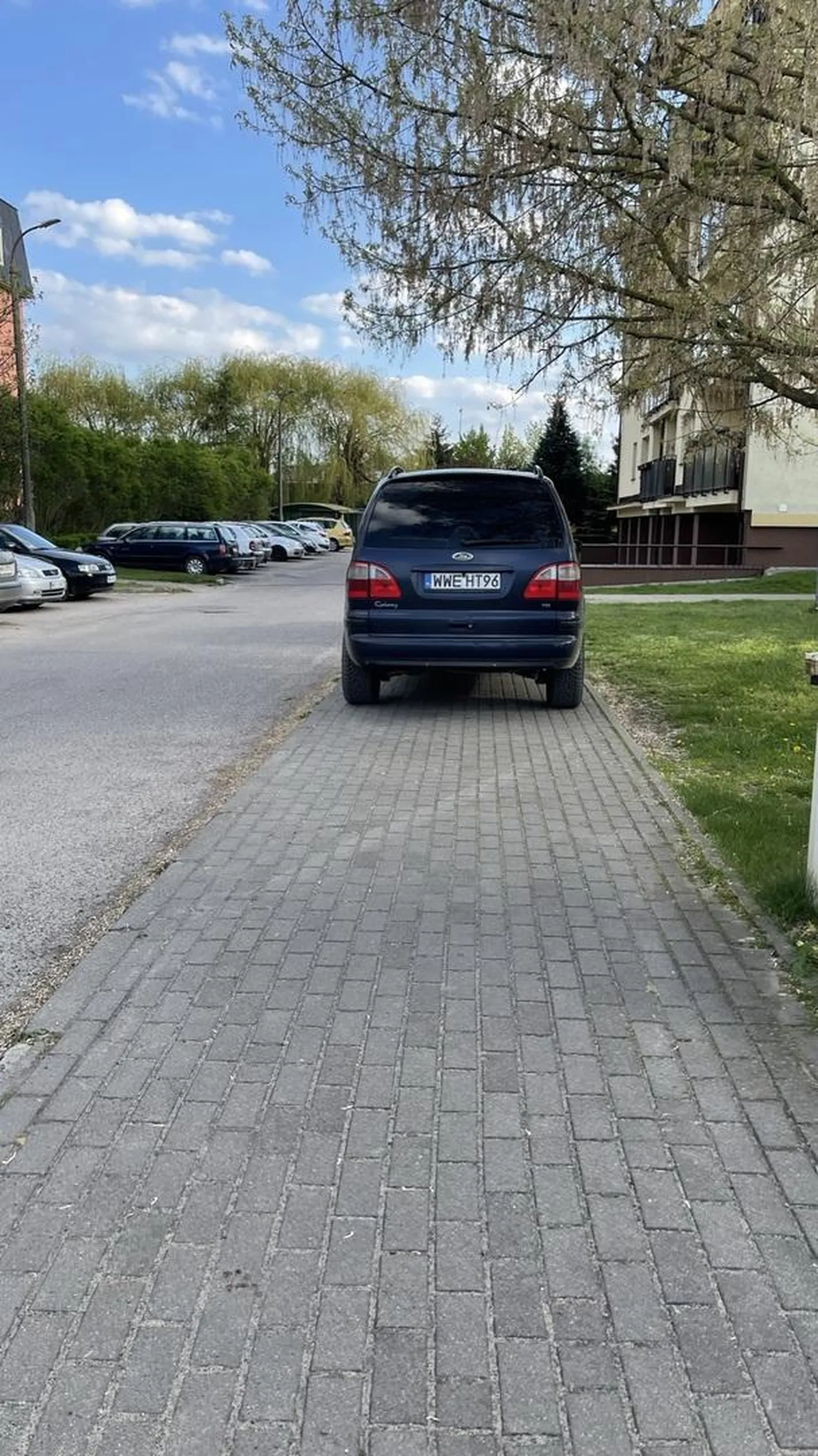 Notoryczne parkowanie na chodniku pomimo wolnych obok miejsc