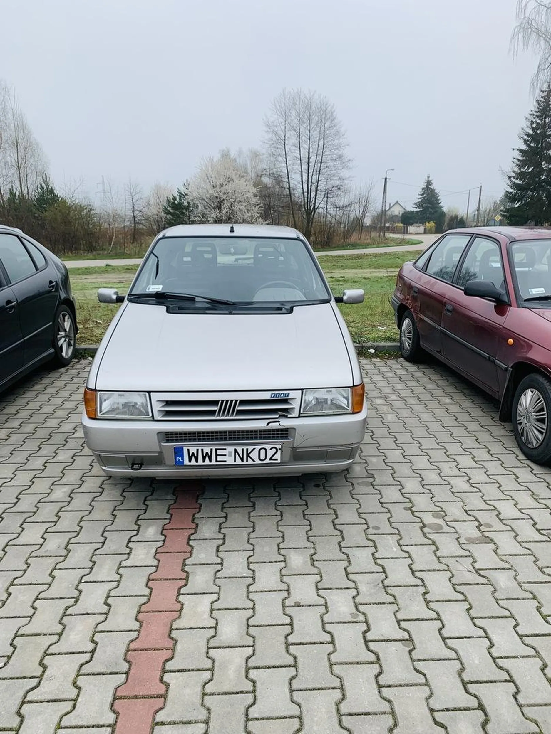 Kierowca staje na liniach wyznaczających miejsca parkingowe