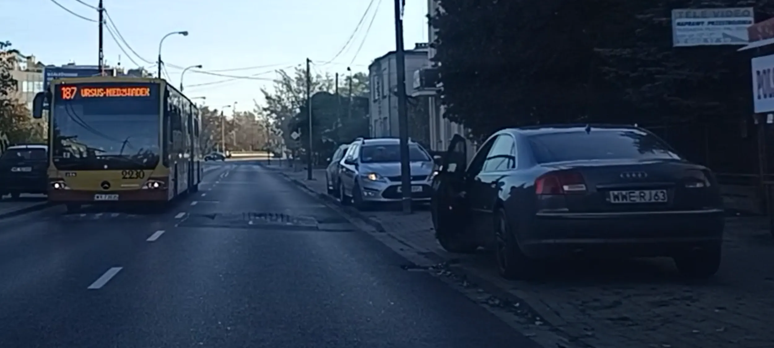 Szur z tego bitego i popowodziowego złomu chce zginąć na ulicy, bo wysiada wprost pod maskę jadącego chodu.