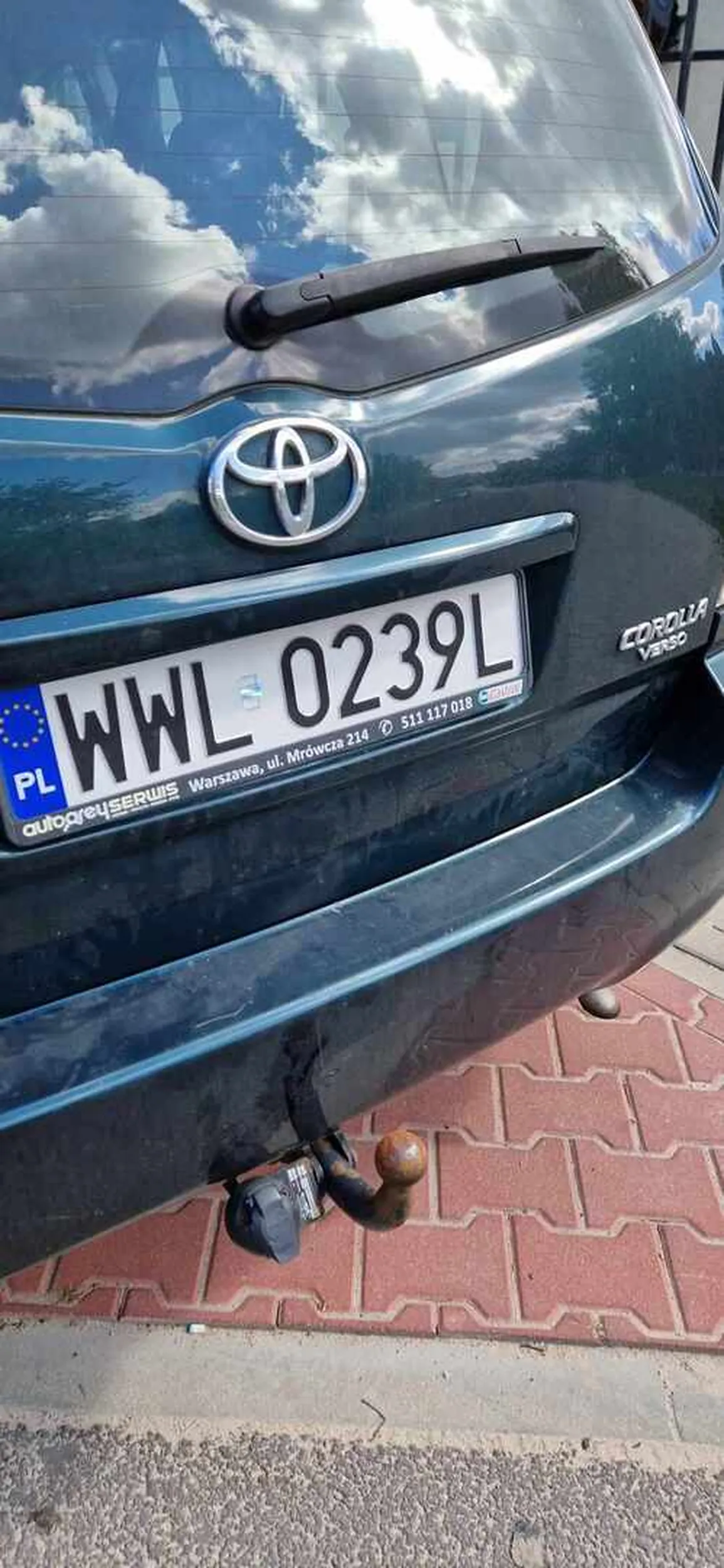 Na początku myślałem że kierowca chce wjechać na posesje, niestety nie. Samochód tak zostawiony i blokuje jak widać cały chodnik. Po drugiej stronie drogi są zrobione zatoczki do parkowania które były puste ale oczywiście trzeba podjechać jak najbliżej.