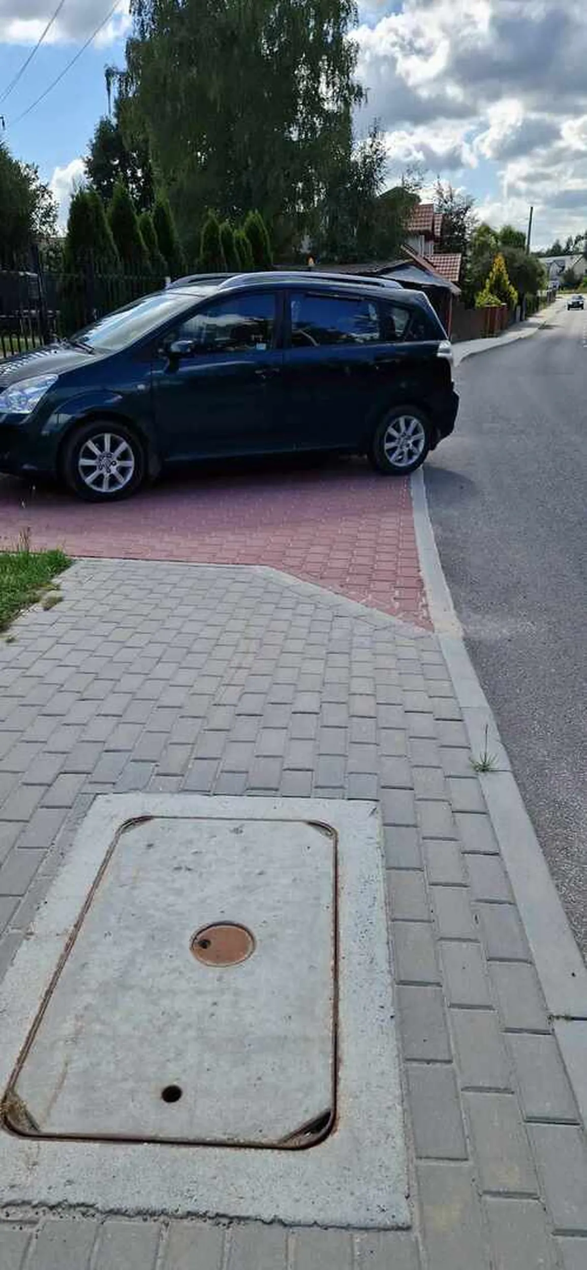Na początku myślałem że kierowca chce wjechać na posesje, niestety nie. Samochód tak zostawiony i blokuje jak widać cały chodnik. Po drugiej stronie drogi są zrobione zatoczki do parkowania które były puste ale oczywiście trzeba podjechać jak najbliżej.
