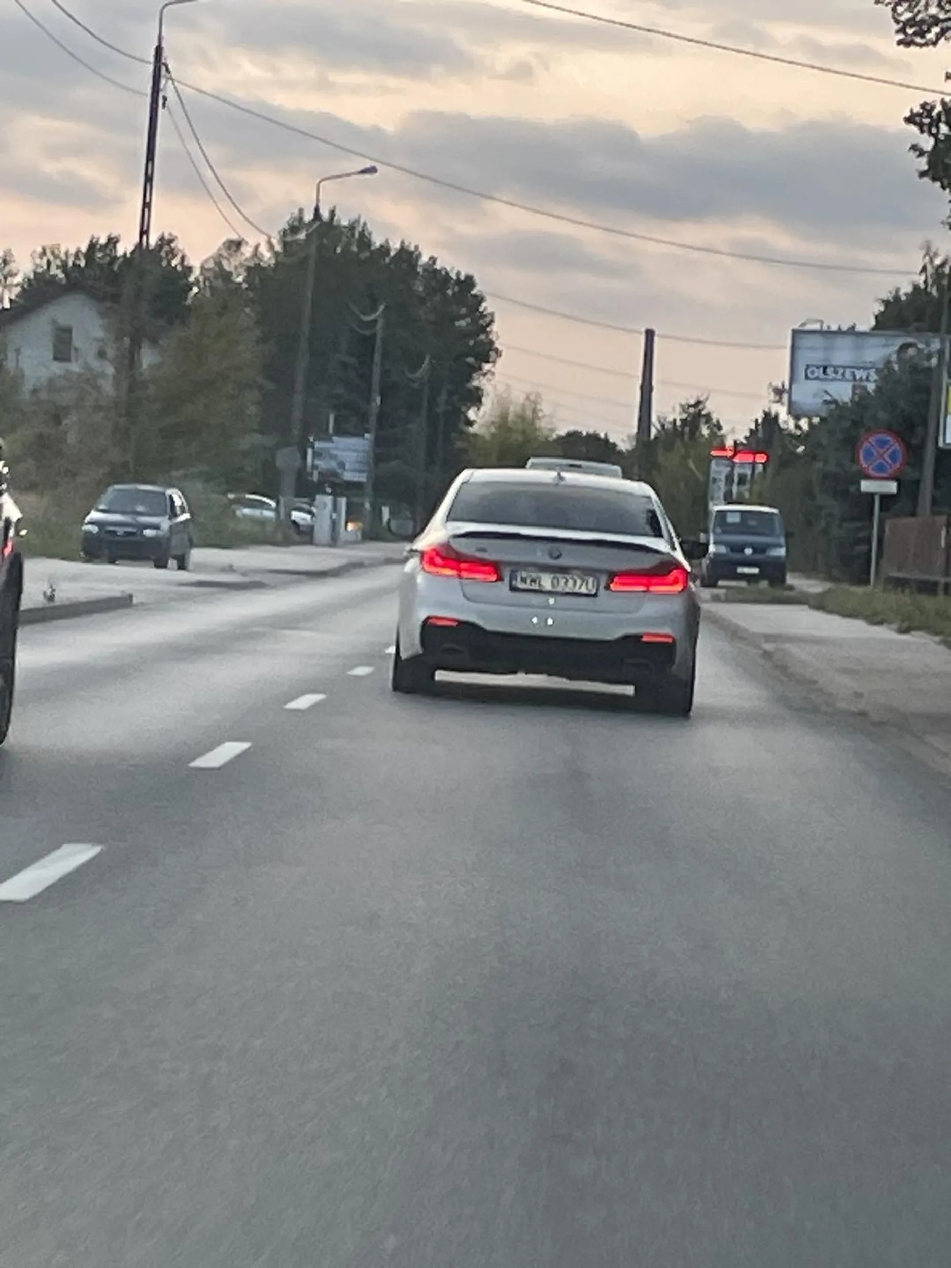 Mój komentarz widzę będzie podobny do poprzednich, jednym słowem wariatka.. Teren zabudowany, miejsce z ograniczeniem do 30 na godzinę auta po obu stronach drogi popakowane a ta podjeżdża pod zderzak i trąbi, zjechałem żeby jej ustąpić bo pomyślałem że może faktycznie się spieszy to jak już mnie wyprzedziła to zaczęła mnie wyhamować.. Takim ludziom powinno się odbierać uprawnienia, w końcu komuś wyrządzi krzywdę