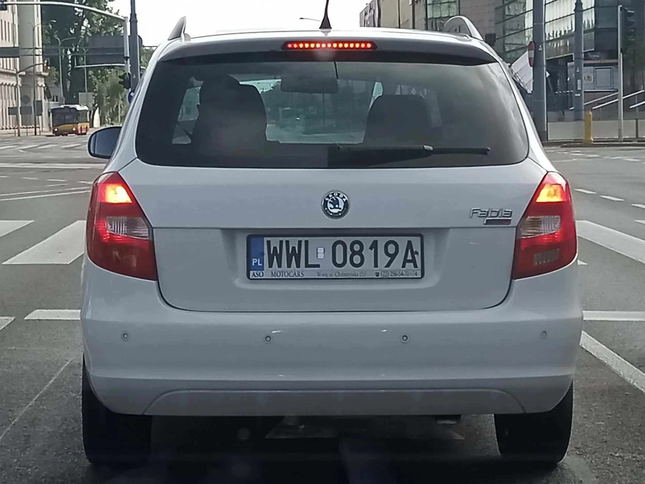 Widziałem dopiero co jak ten psychol zajeżdża i hamuje przed małym czerwonym autem za skrzyżowaniem al. Solidarności i al. Jana Pawła II w kierunku Wisły 29/07 ok 8:00