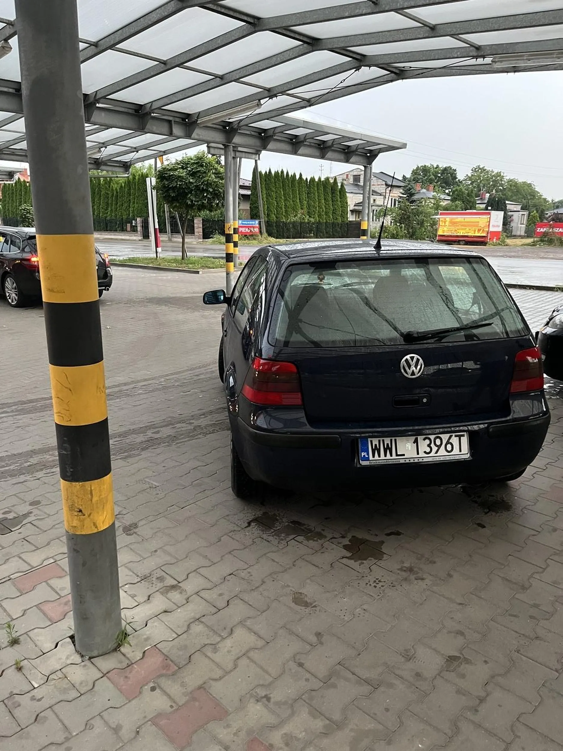 Mężczyzna z granatowego golfa bezczelnie zaparkował na środku przejazdu , gratulacje dla kierowcy