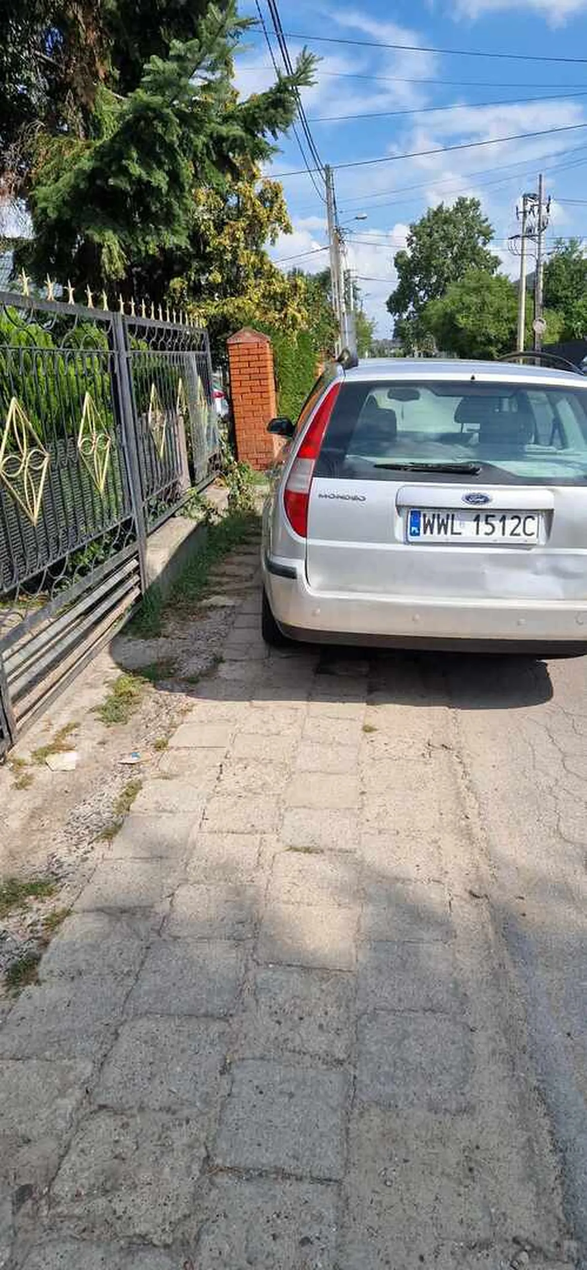 Ten to już całkowicie ma w nosie pieszych.