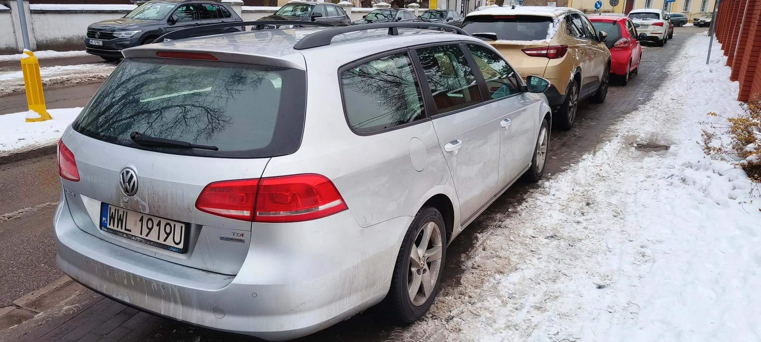 Nie umie parkować ,zastawia cały chodnik, cham drogowy i prostak