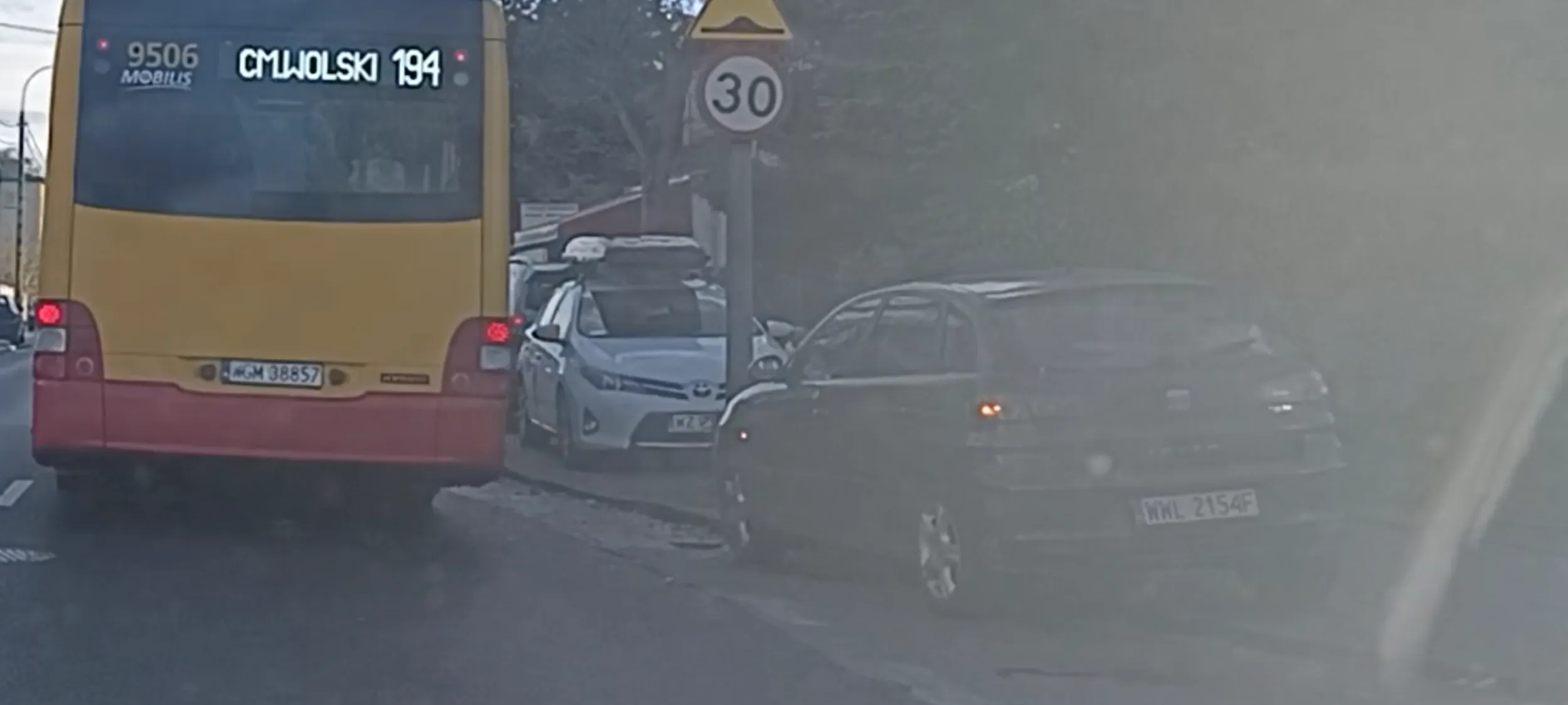 Właściciel Seata parkuje w zatoce autobusowej i utrudnia wyjazd i przejazd autobusom. Egoista.