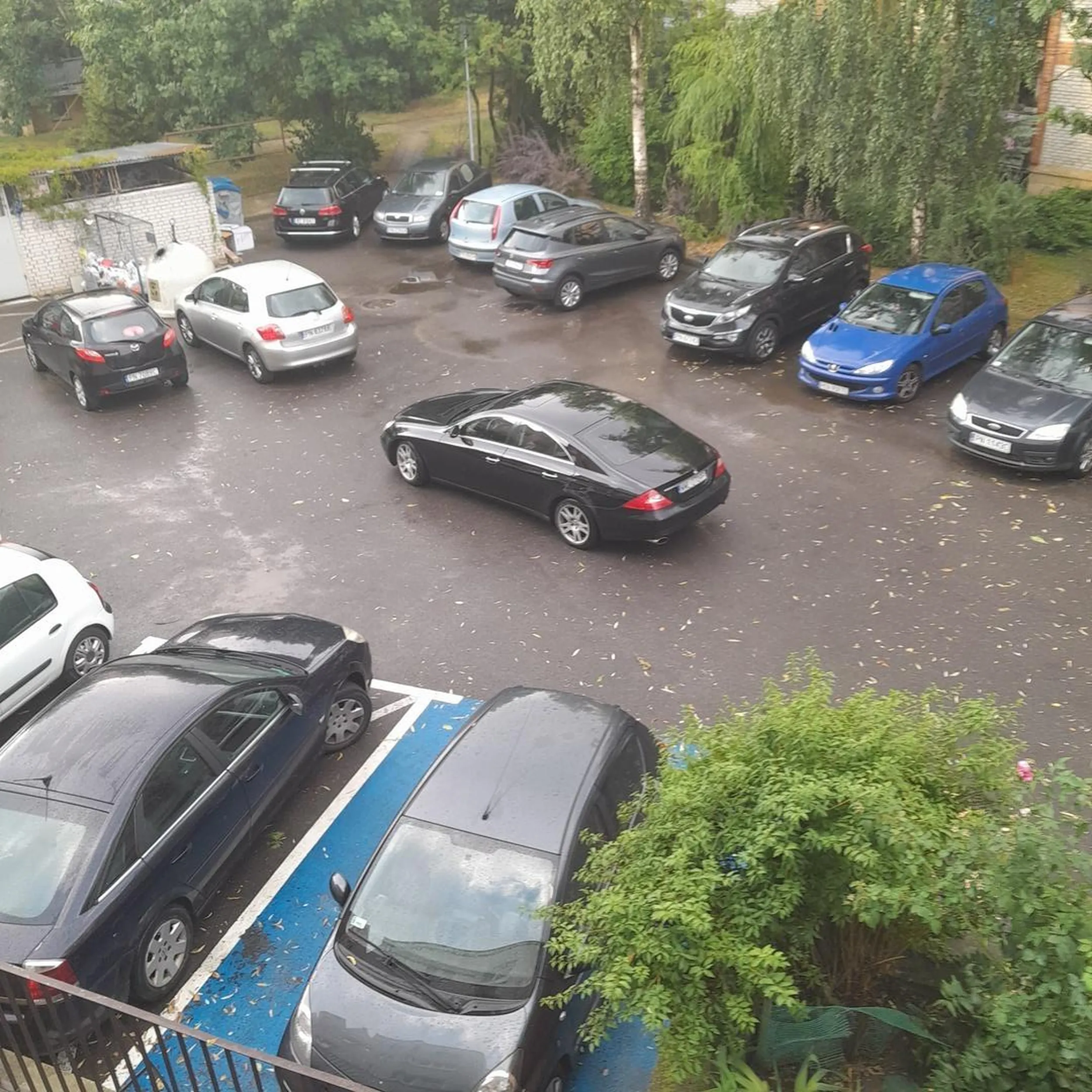 Mistrzu wielokrotnie blokuje parking, często parkuje na parkingu prostopadłym równolegle, (3 miejsca), zmora osiedla.