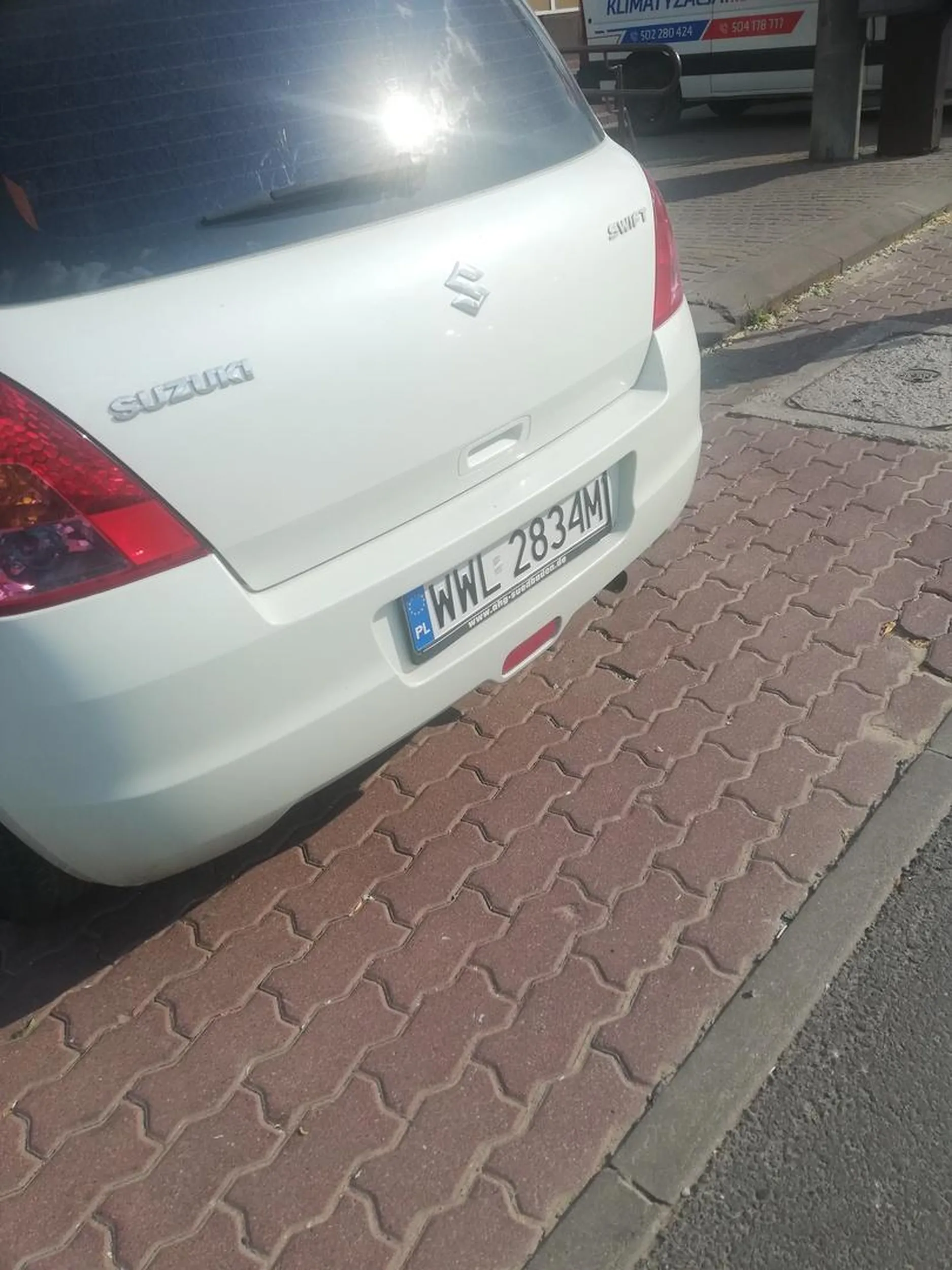 Parkowanie na chodniku i blokowanie ruchu pieszym, agresja po zwróceniu uwagi