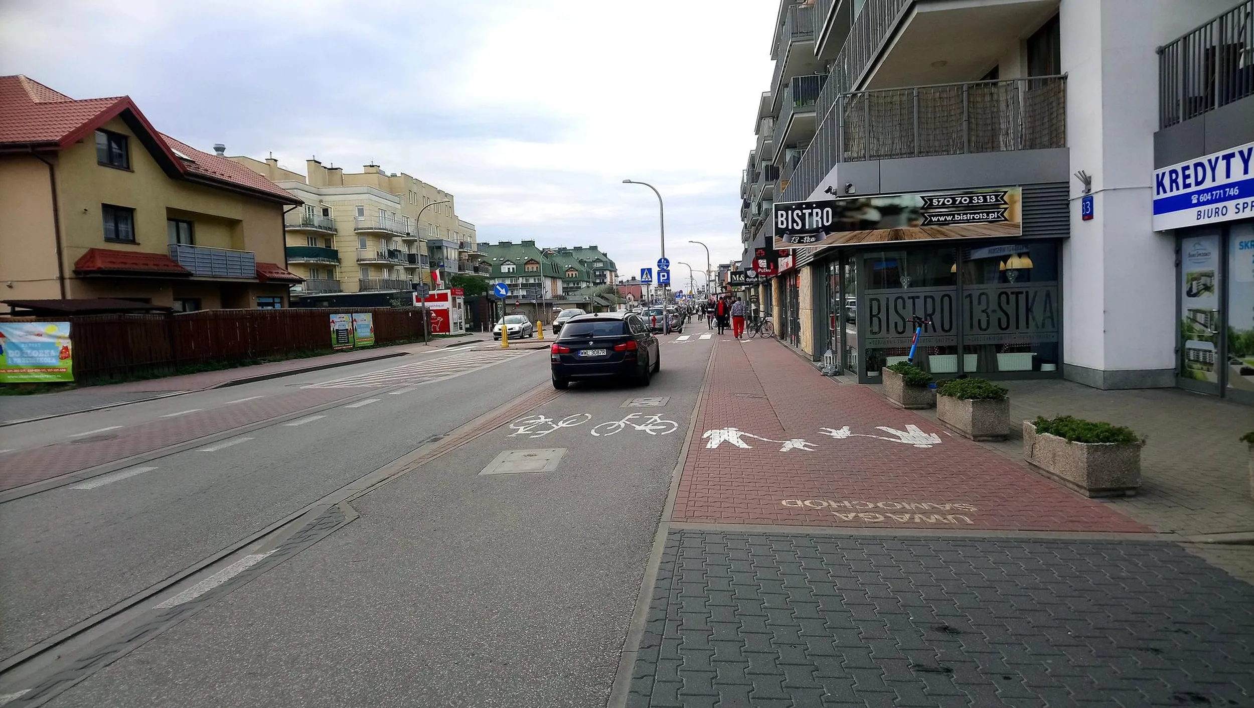 Jakim skończonym KRETYNEM trzeba być żeby parkować w ten sposób.