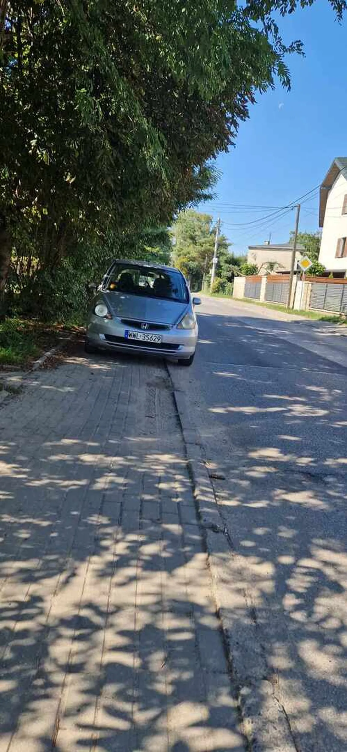 Marki ulica Wspólna. Chodnik prowadzący do szkoły podstawowej tak więc dość mocno korzystany przez dzieci. Ameba jednak musiała zostawić swojego trupa na chodniku.