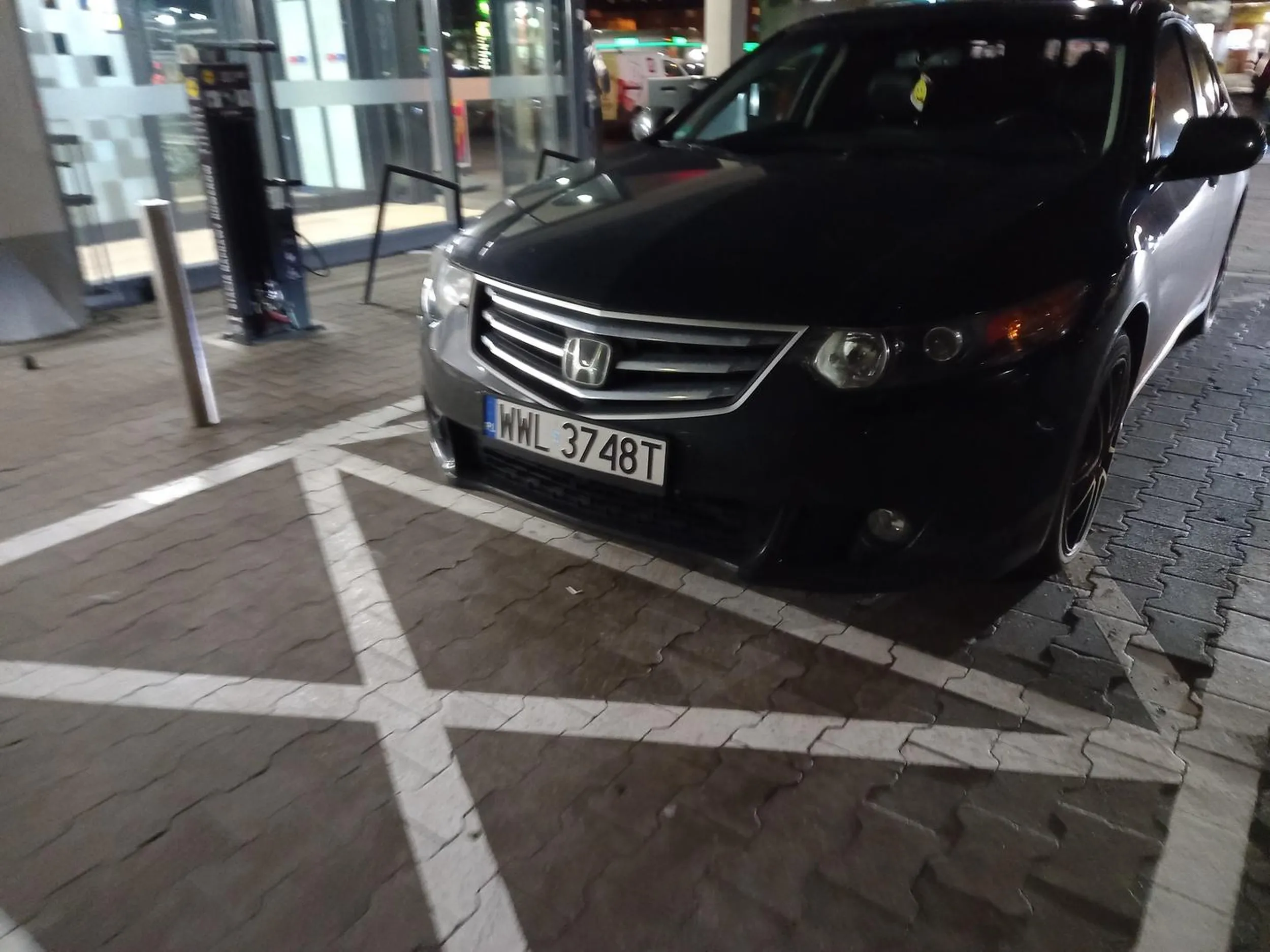 Parkowanie na zakazie i jednocześnie parkingu dla rowerzystów... obejrzyj samochod bo jeden Pan bardzo się rowerkiem przytulił...