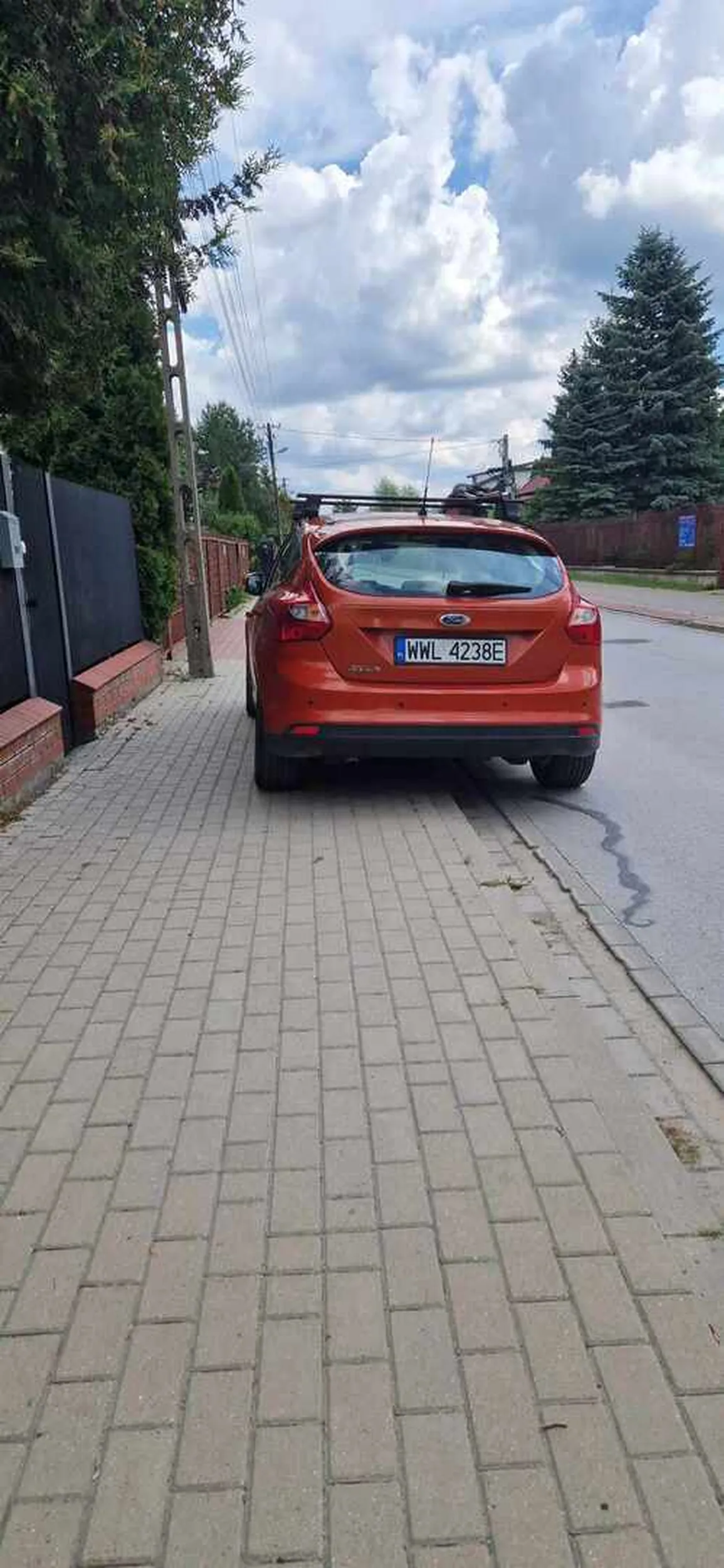 Kolejny który ma w nosie pieszych.