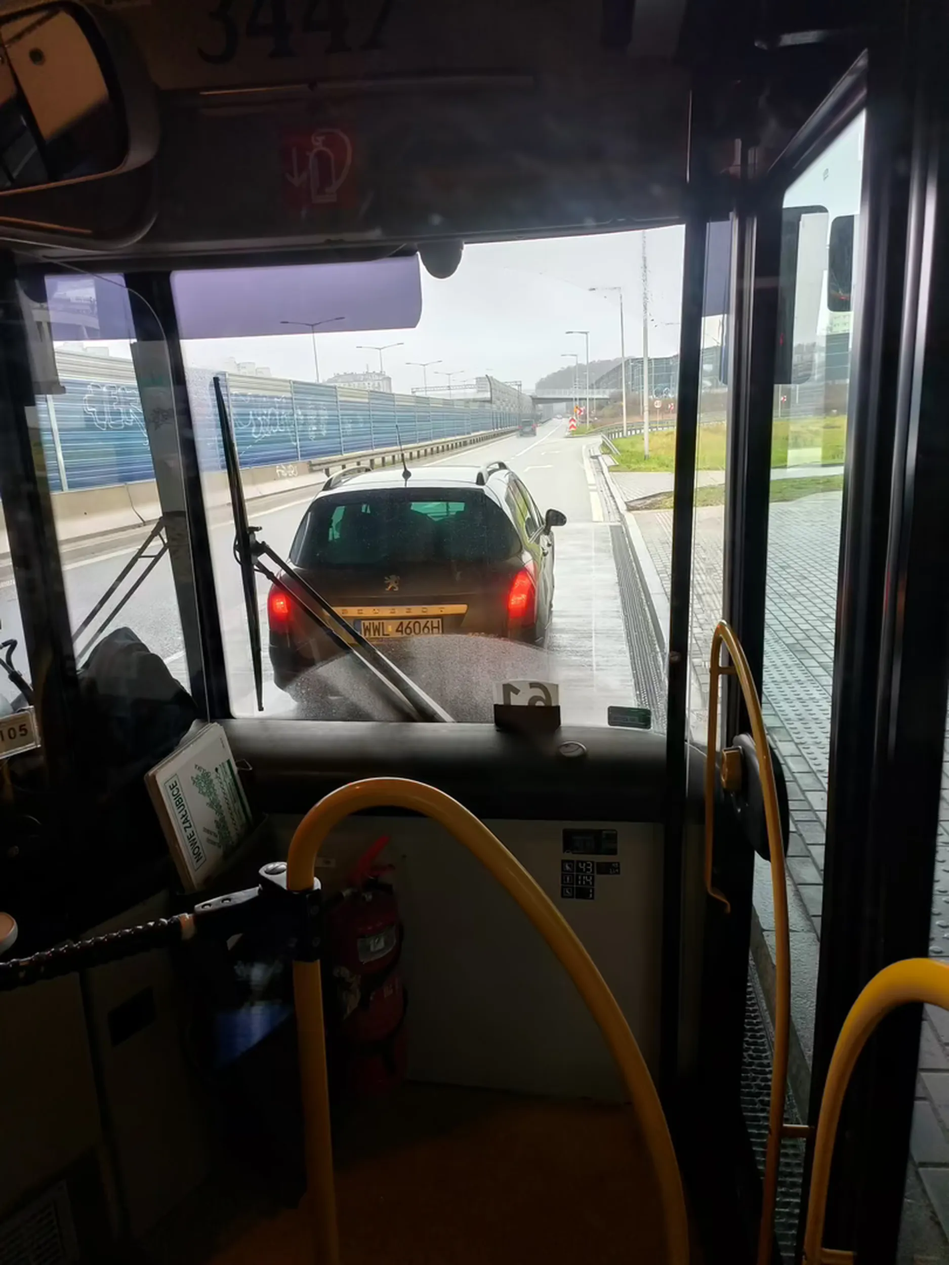 Typ zastawia drogę stojącemu za nim autobusowi, kierowca nie reaguje.