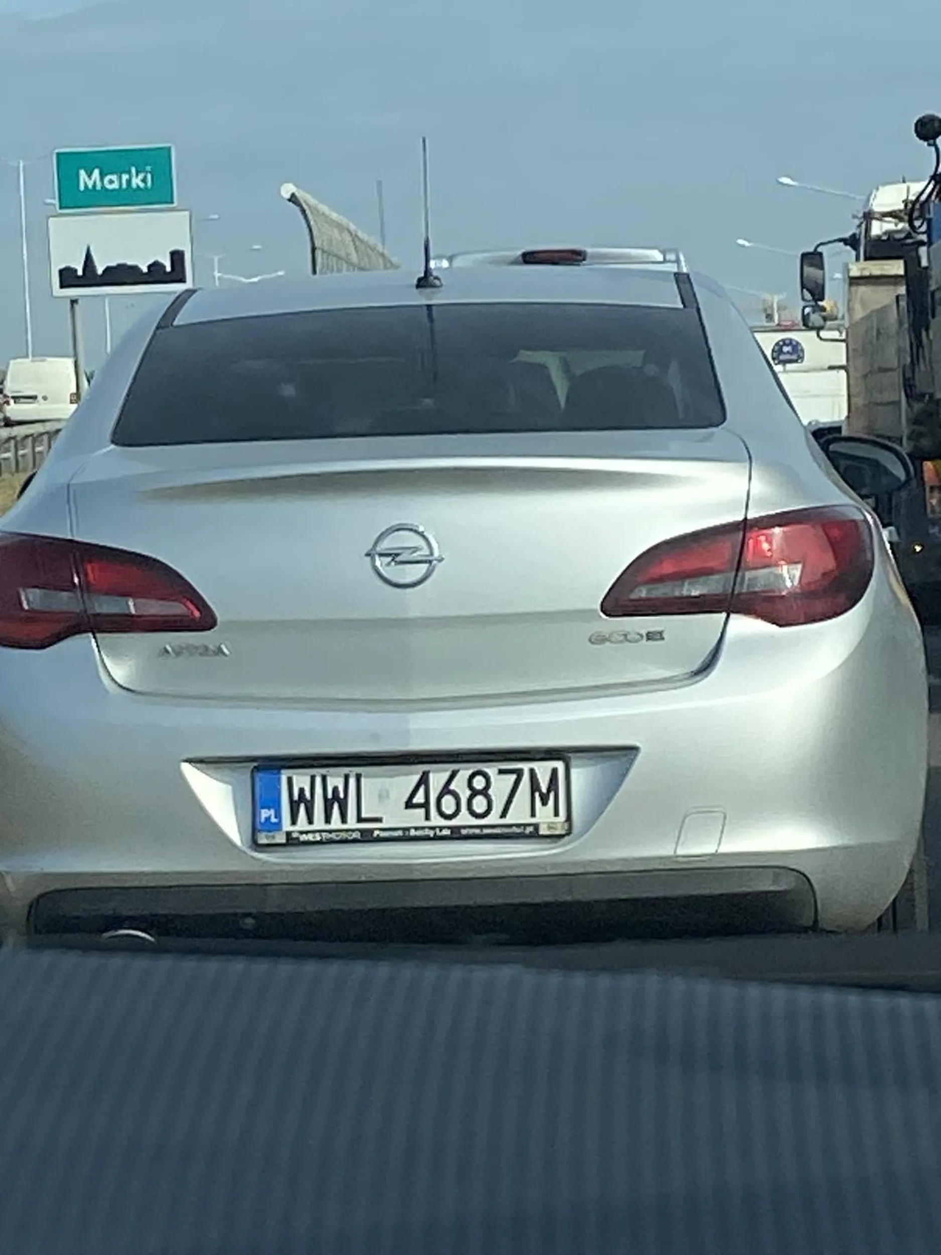 Zmienia pasy nie używając kierunkowskazów. Znacznie przekracza prędkość, na lewym pasie nie zachowuje odległości, siedząc na tyłku.