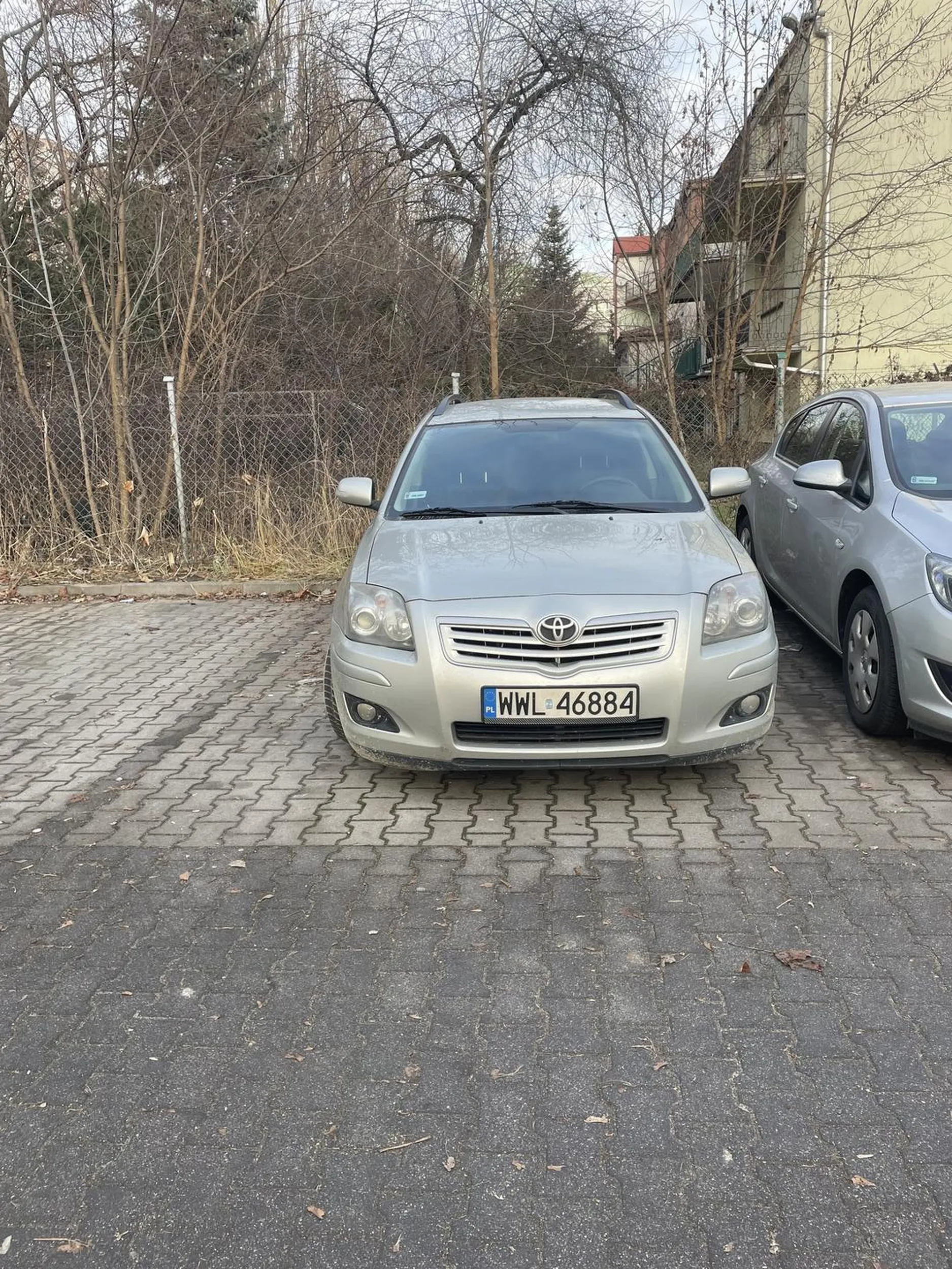 Szanowny Kierowco, linie wyznaczające miejsce parkingowe po coś są… Polecam też pamiętać o prostowaniu kół podczas parkowania.