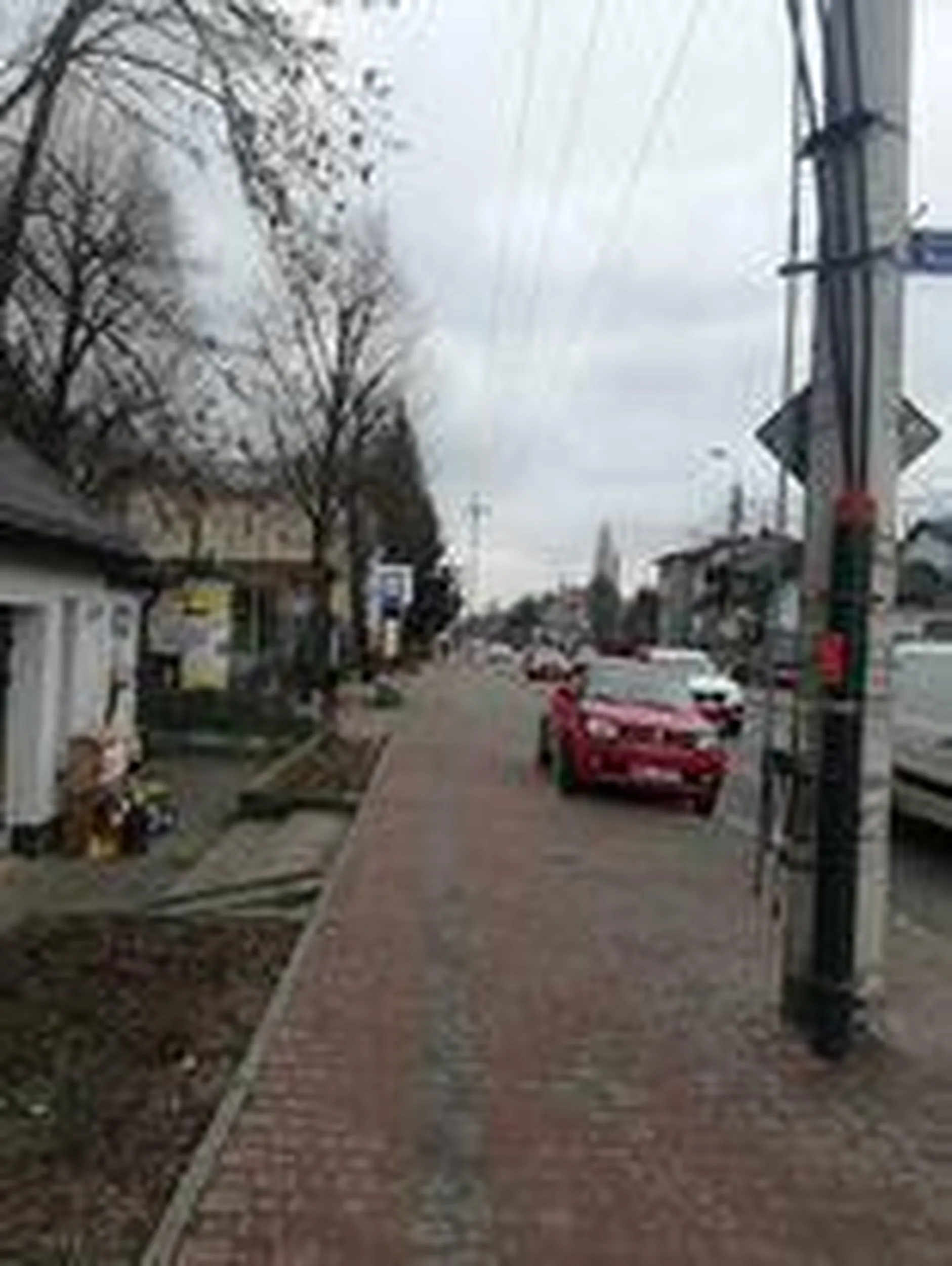 Parkowanie na chodniku i w zatoczce autobusowej za znakiem B-36