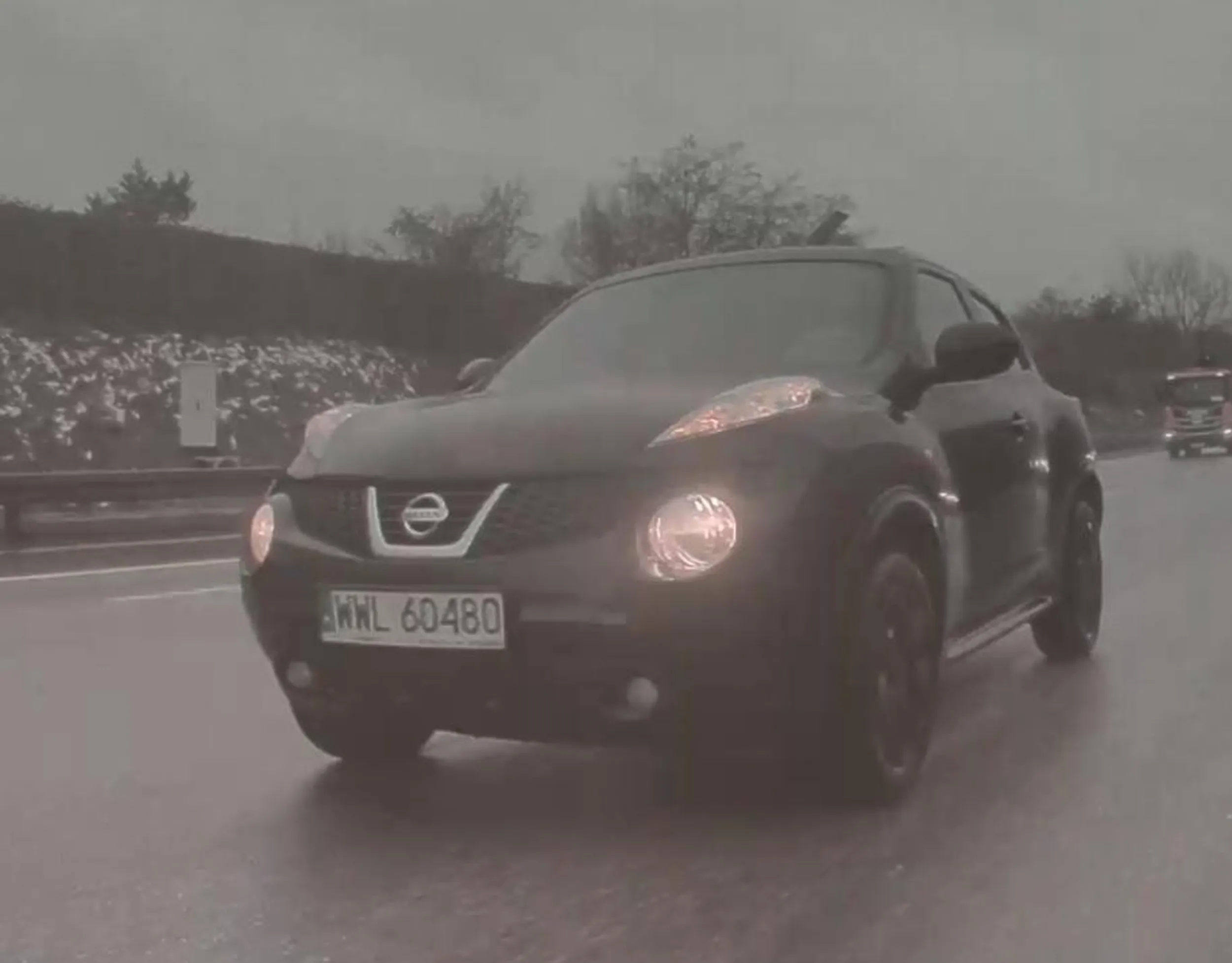 Jeździ bardzo agresywnie i niebezpiecznie. Wymusza wpuszczanie podczas jazdy w korku, zmieniając co chwilę pasy ruchu.