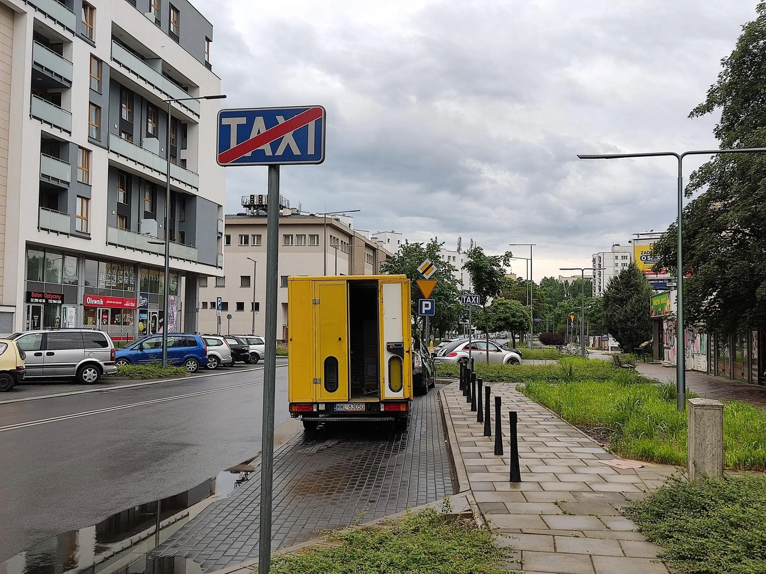 Parkuje na postojach dla Taxi