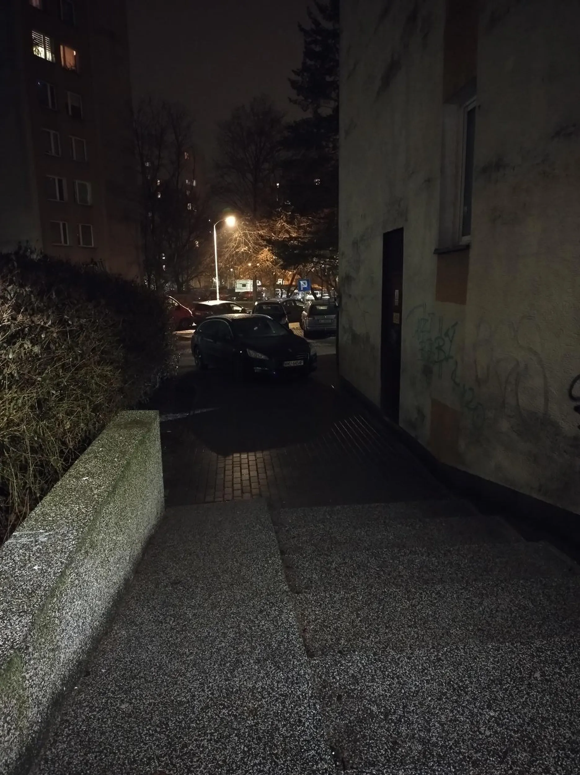 Wsiowy "mistrz kierownicy" po przyjeździe do miasta. Chodnik, przejście dla pieszych nie ważne, ważne, że furmanka prrrry zrobiła pod oknem.