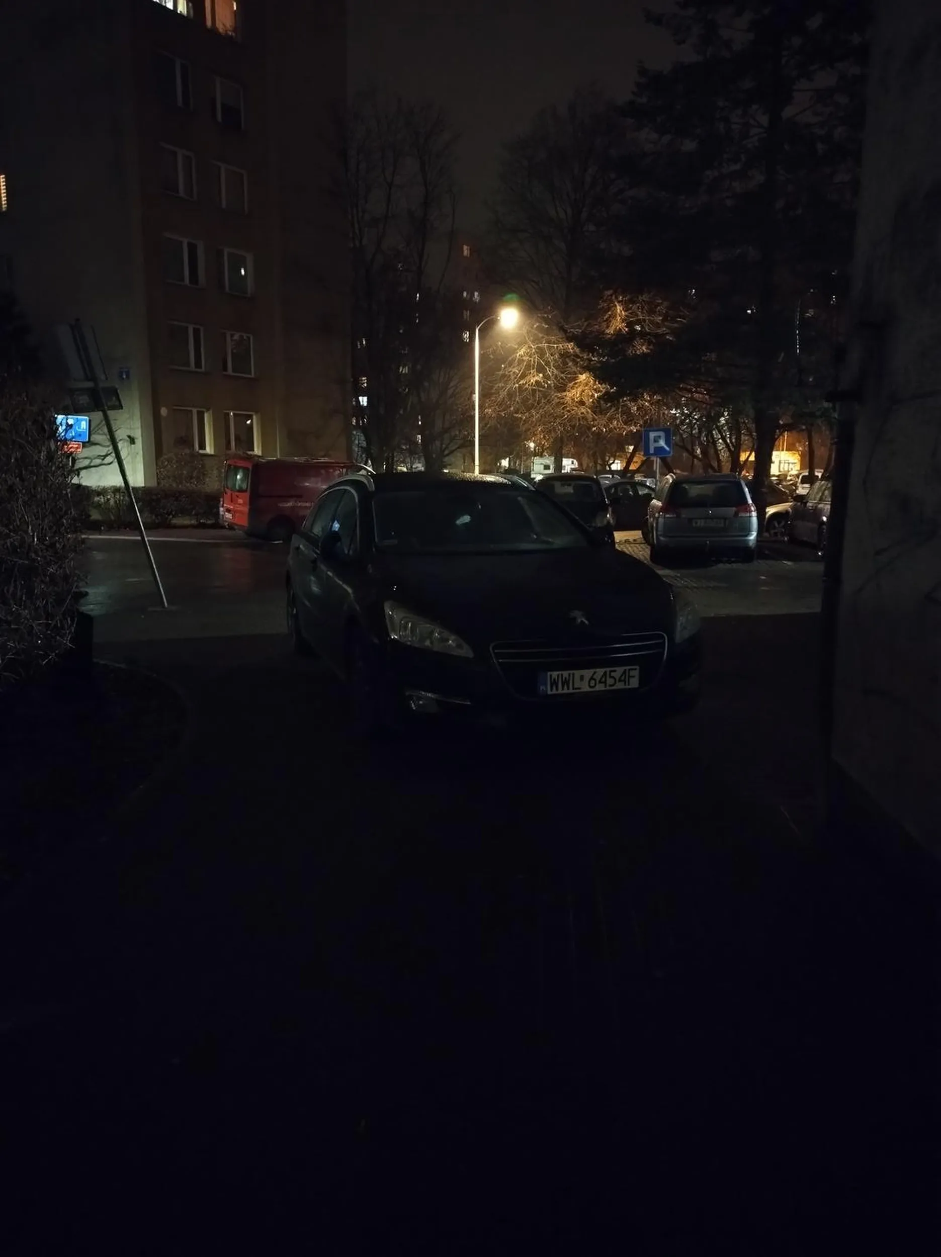 Wsiowy "mistrz kierownicy" po przyjeździe do miasta. Chodnik, przejście dla pieszych nie ważne, ważne, że furmanka prrrry zrobiła pod oknem.