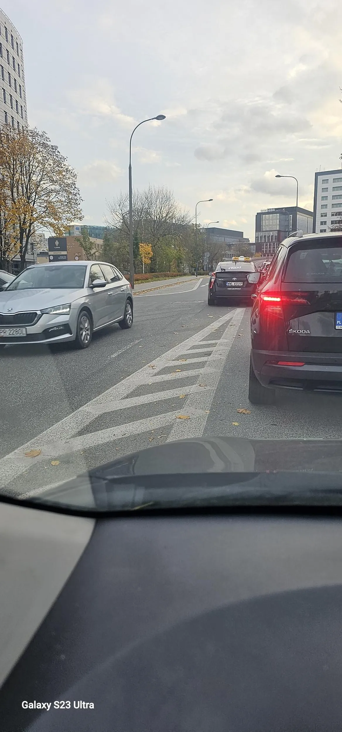 Po co stać w korku? Pod górę wiaduktu, przez podwójną ciągłą. Pseudo taxi się spieszy.