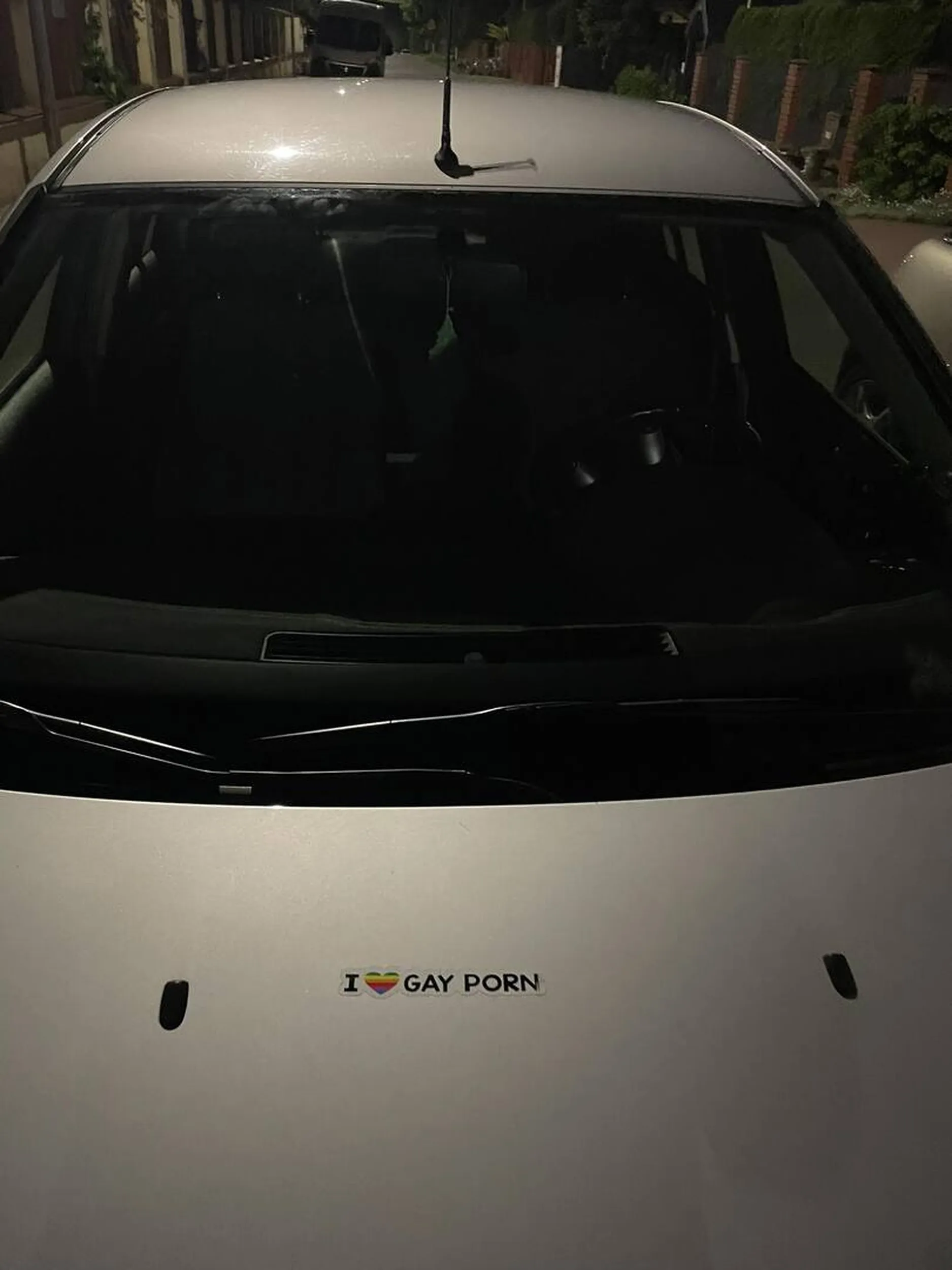 kierowca agresyny oraz nie posiada umiejętności by opanować 100 koni w mondeo zabrać takiemu prawko i nie oddawać po za tym wszedzię pokazuje swoje homoseksualne zainteresowania