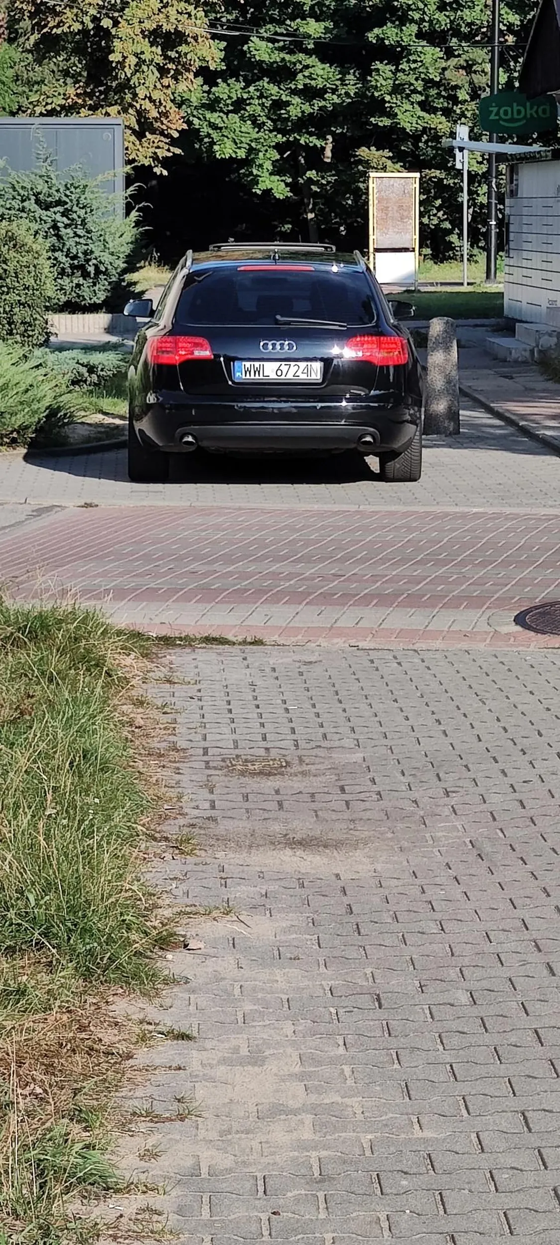 Naucz się przepisów. Po pierwsze jazda wzdłuż po pasach, po drugie parkowanie w tym miejscu jest niedozwolone, 3 metry obok jest parking z wolnymi miejscami leniu śmierdzący