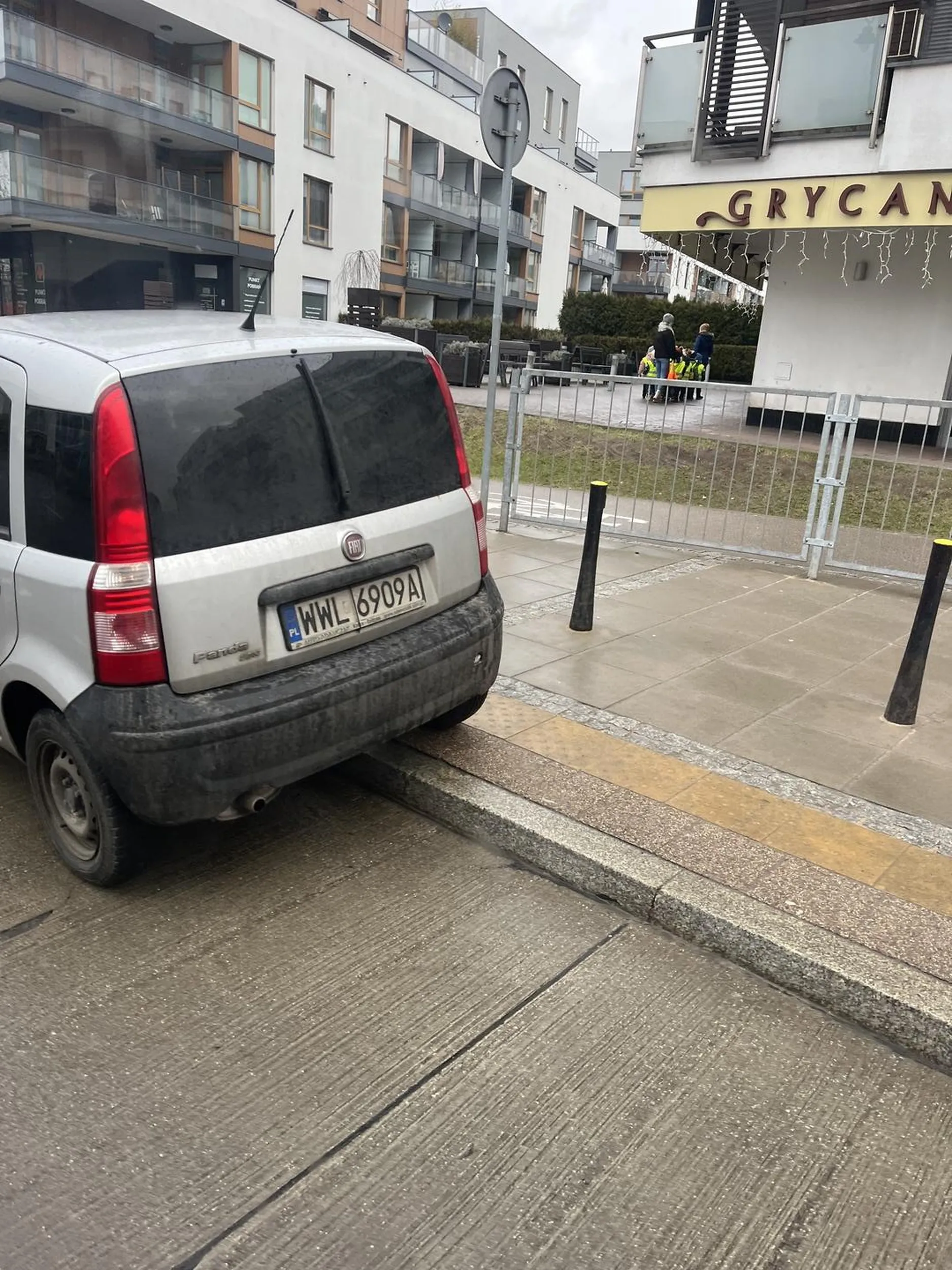 Kierowca parkuje na zajezdni autobusowej tym samym utrudnia wyjazd autobusu. Nie polecam tego kierowcy.