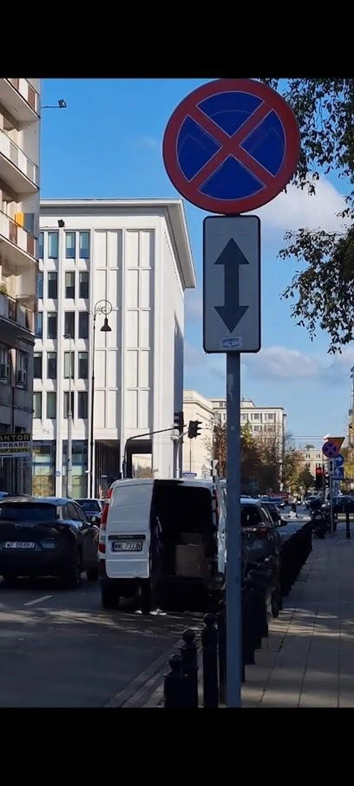 zwykły cham najpierw na skrzyzowaniu sciął zakręt i awanturowa sie z innym kierowcą , wyzywając i krzycząć czy tamten nie zna przepisów, po czym 100m dalej zatrzymał sie na zakazie ,