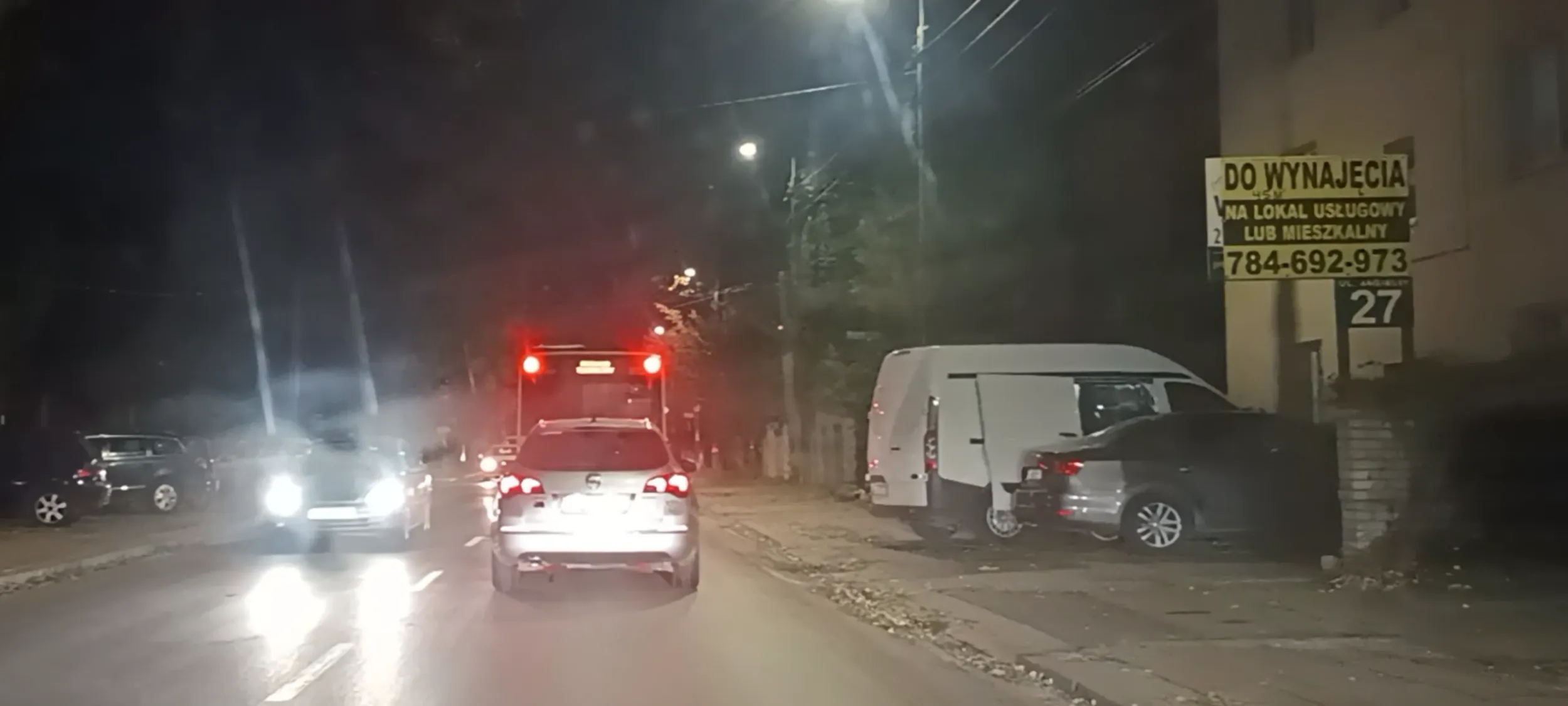 Postawił dupę na chodnik i nie ma przejścia 1.5m. Uroczyście przysięgam, że cofam prawo jazdy temu kierowcy.