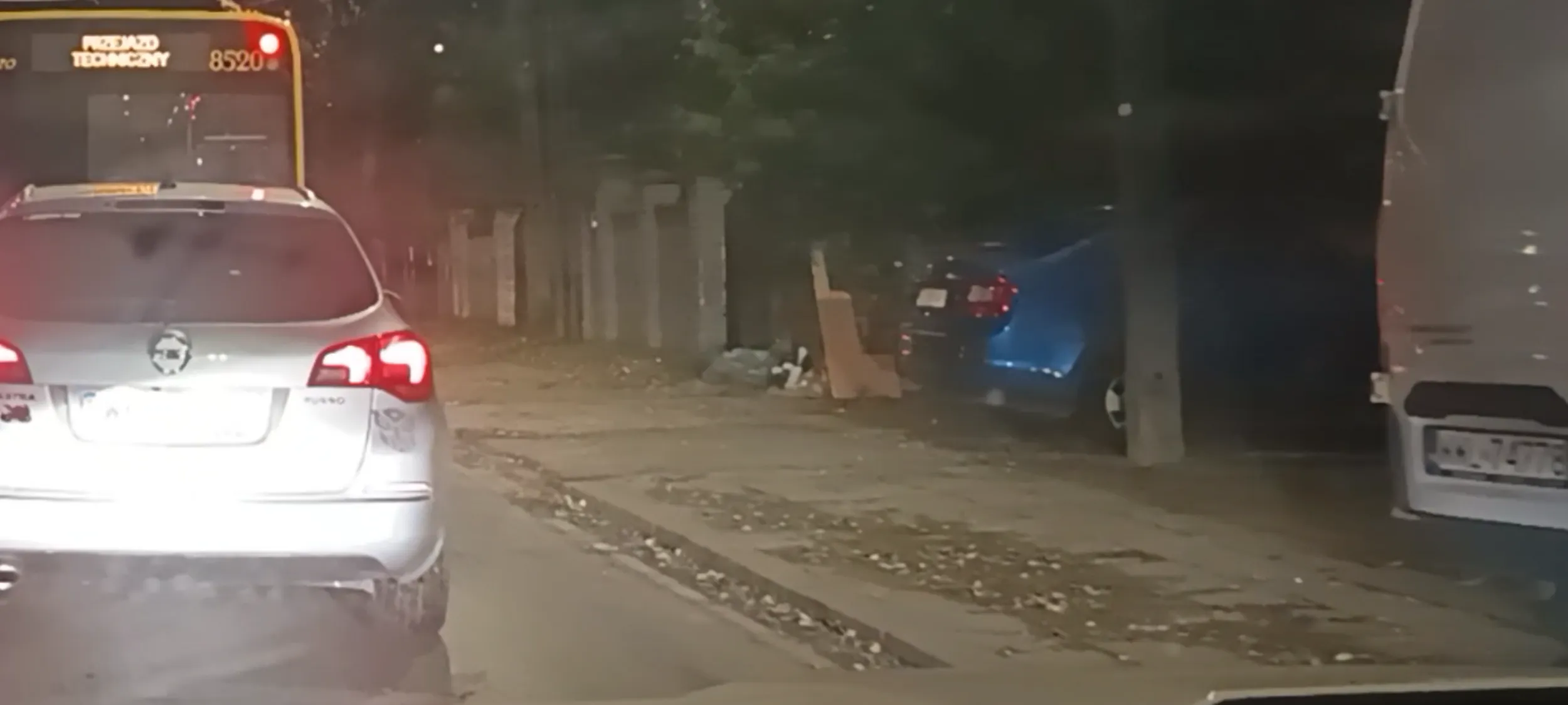 Postawił dupę na chodnik i nie ma przejścia 1.5m. Uroczyście przysięgam, że cofam prawo jazdy temu kierowcy.