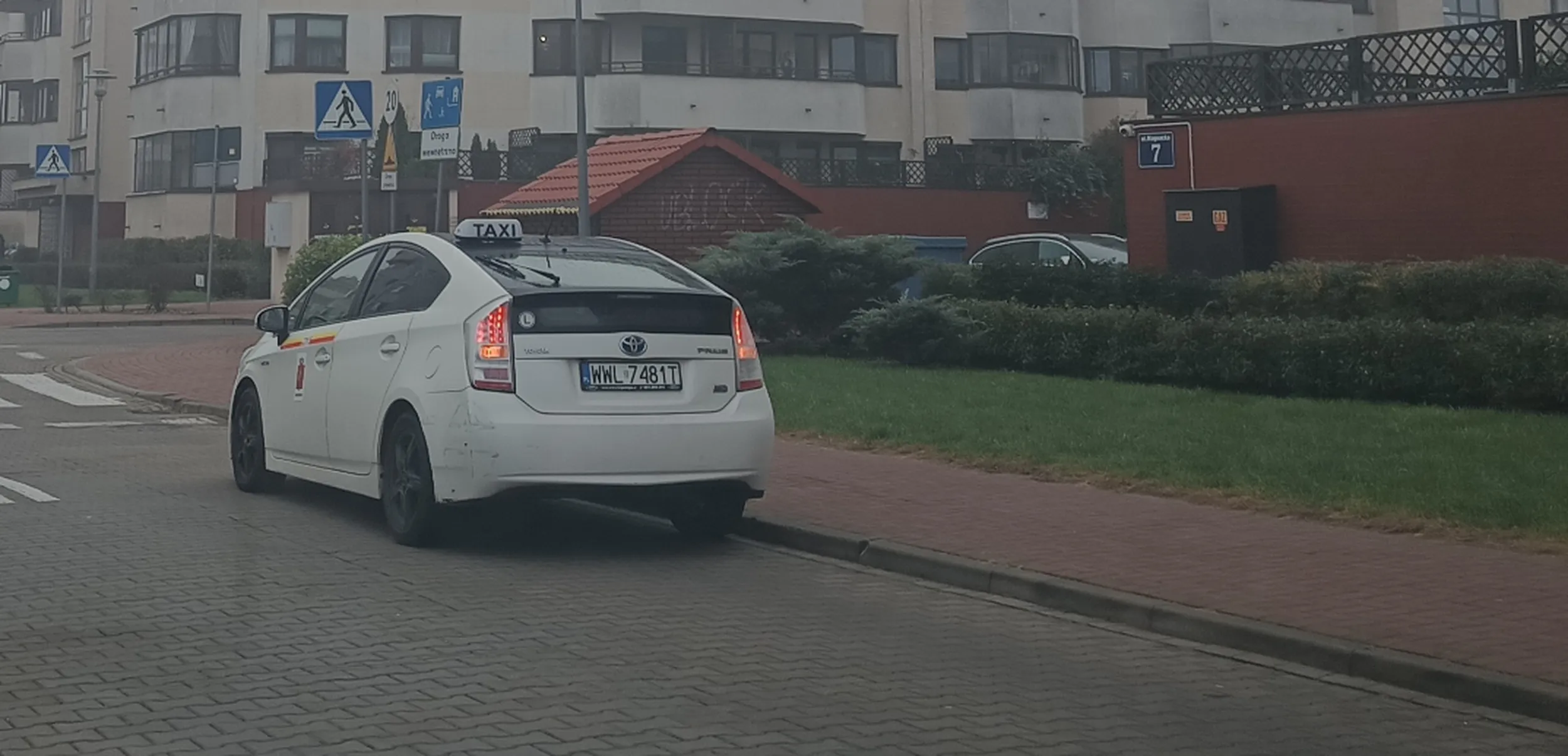 Za kierownicą Czeczen albo Gruzin i parkuje tuż przed przejściem dla pieszych. Chyba trzeba deportować zanim doprowadzi do wypadku?