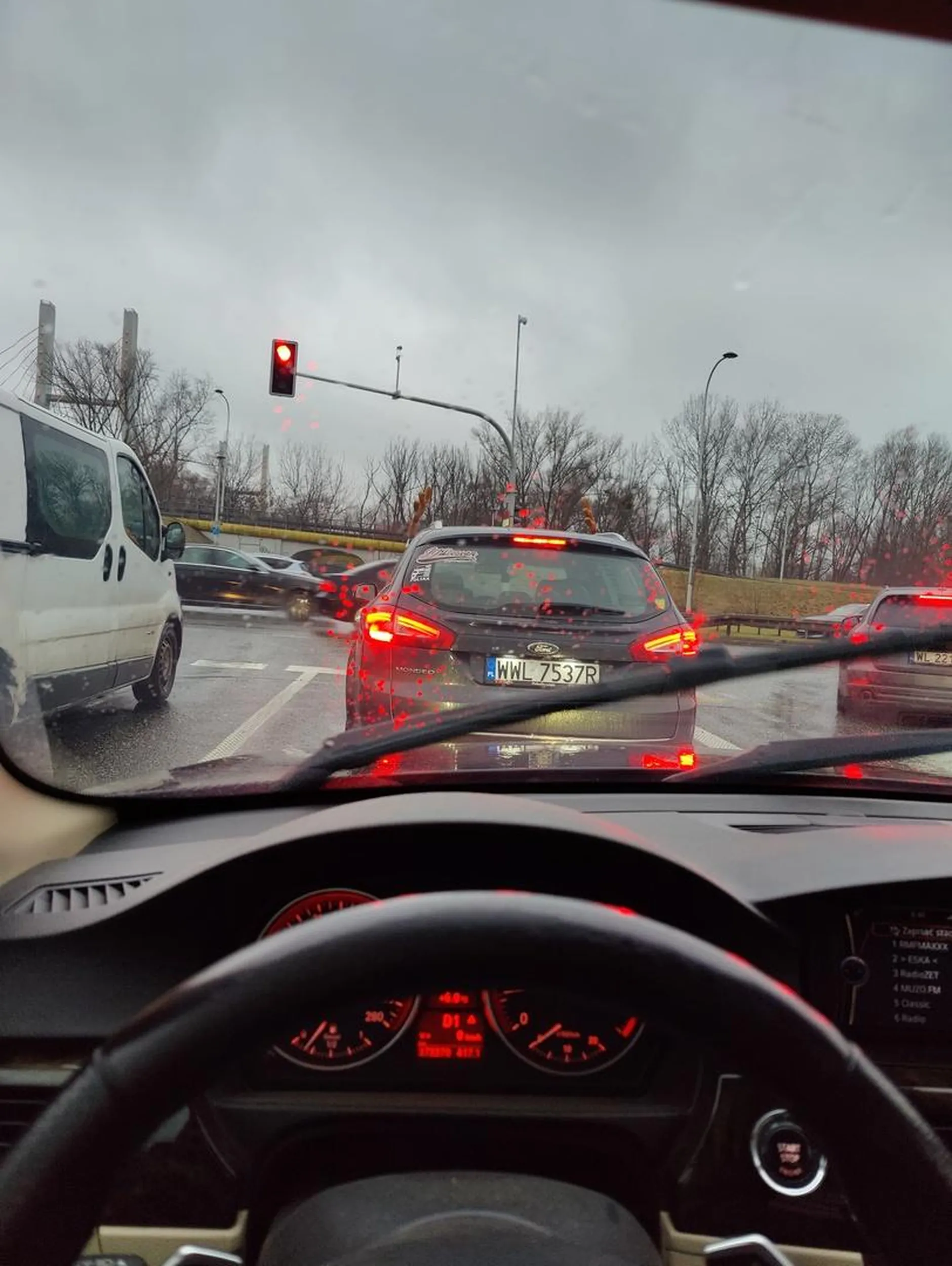 Wpycha się na pas do skrętu blokują innych za sobą. Tuman!