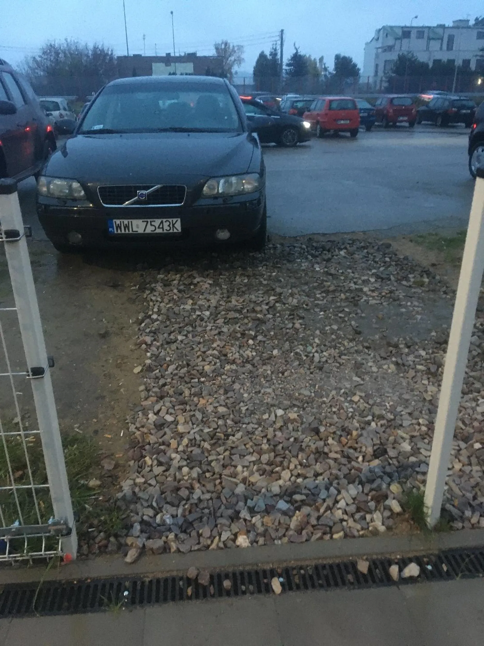 mimo ze caly wielki parking w zegrzu posiada wiele miejsc wolnych (i tez takich gdzie nie trzeba wcale isc daleko do pociagu) to księżniczka musiala zaparkowac w samym wejsciu, gratulacje