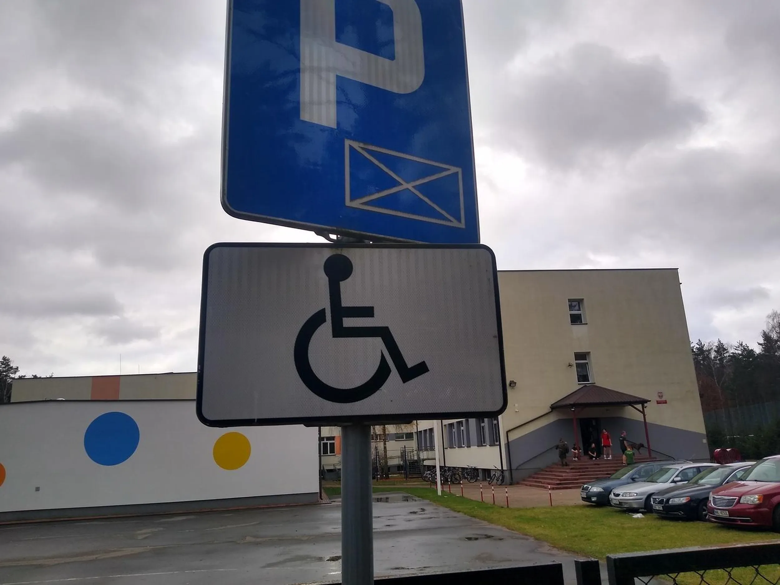 parkuje na miejscu dla niepełnosprawnych