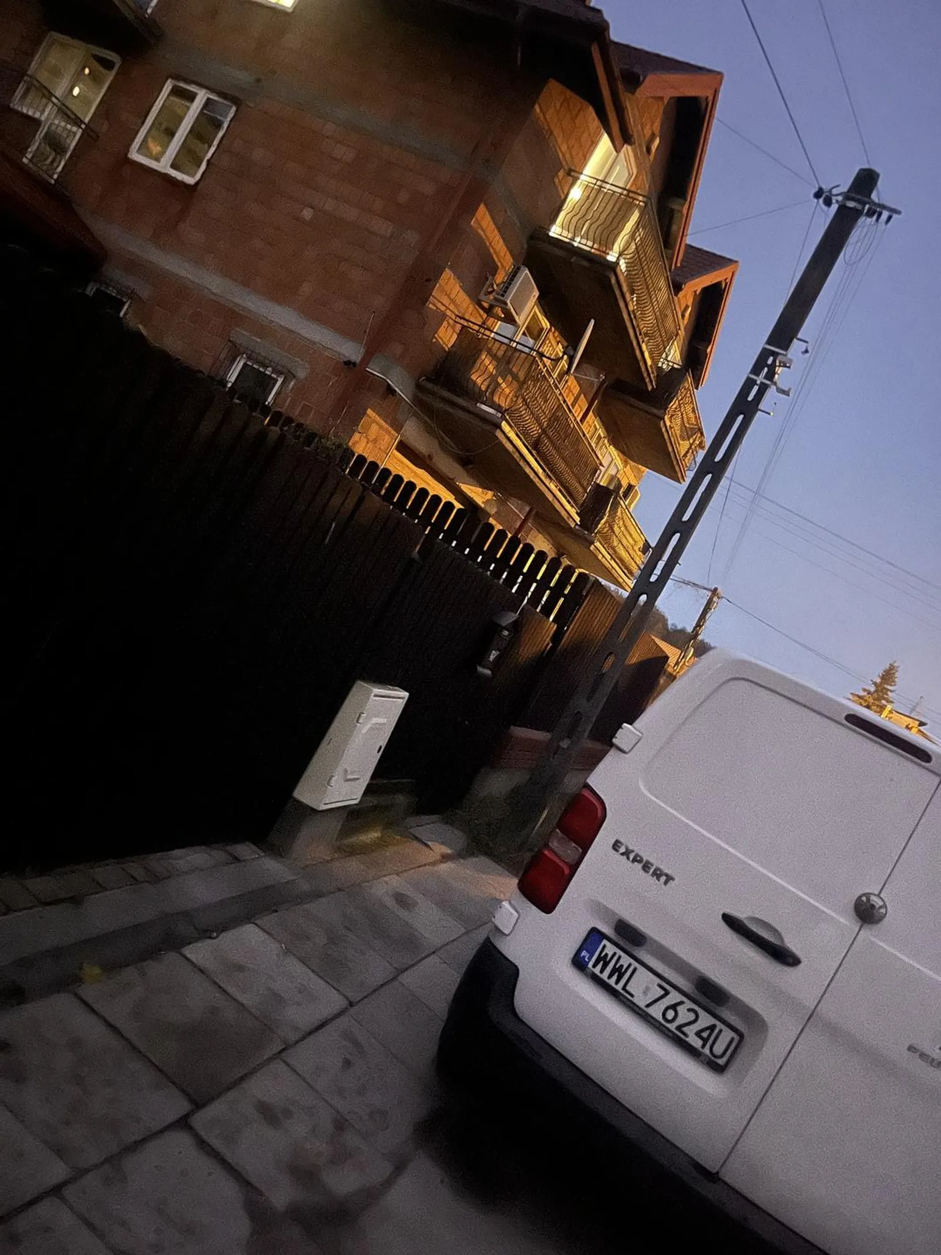 Zastawia bramę! Nawet wyjechać się nie da rano do pracy!