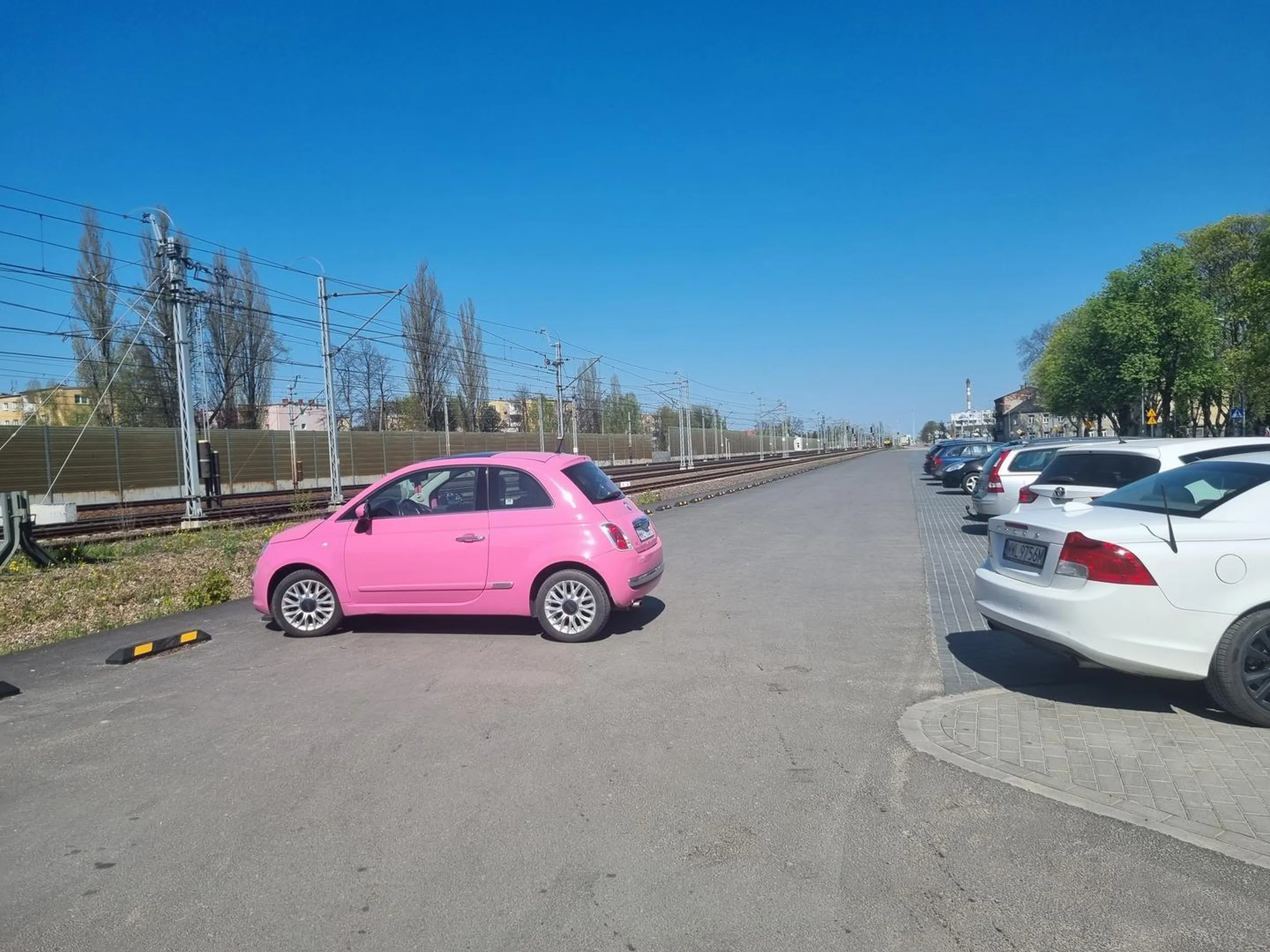 Nie dość że zastawiasz wjazd to jeszcze parkingu nie widzisz ? To że masz różowy samochód to nie oznacza że możesz sobie tak stawać XD Polecam włączyć myślenie!
