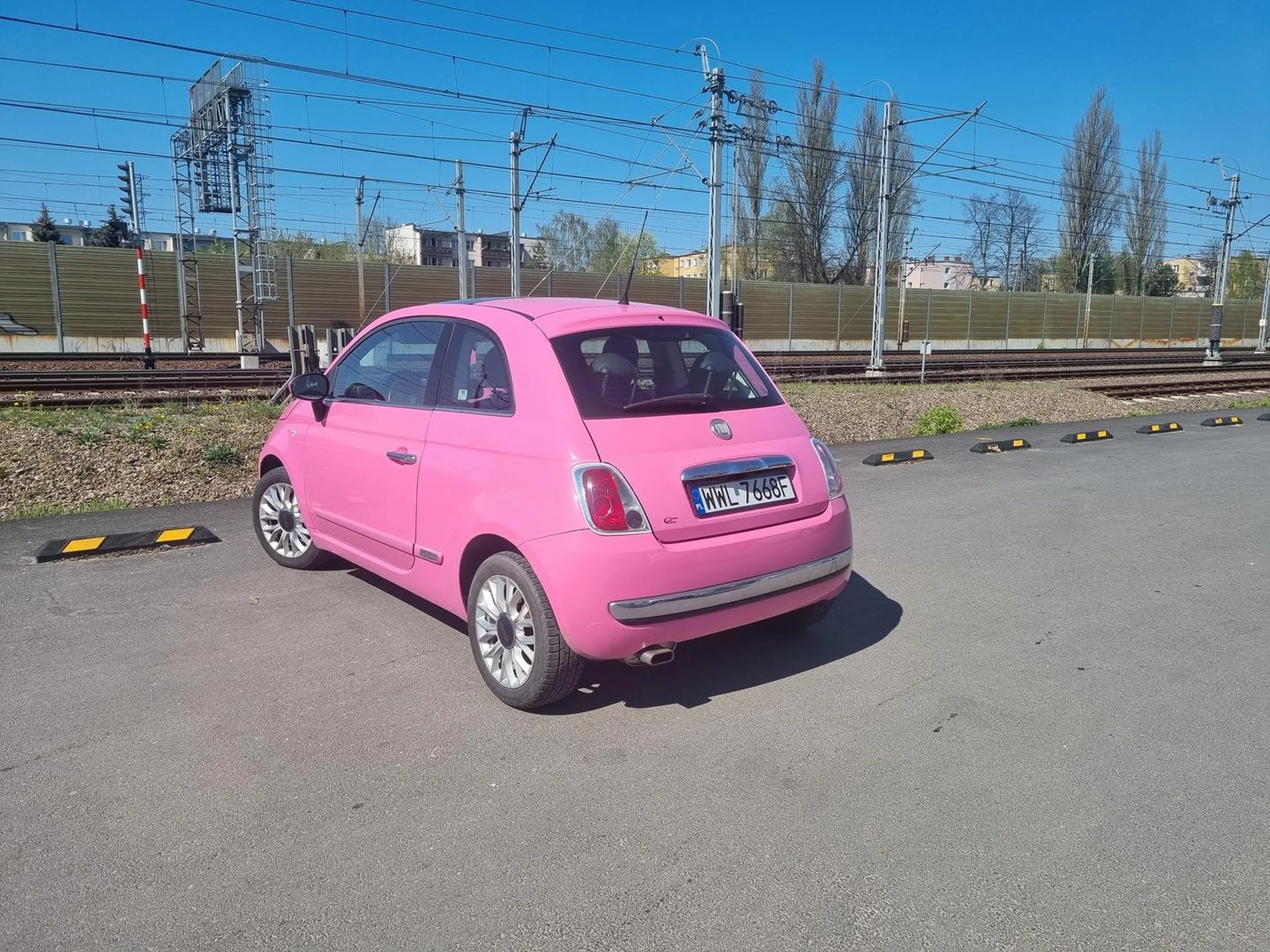 Nie dość że zastawiasz wjazd to jeszcze parkingu nie widzisz ? To że masz różowy samochód to nie oznacza że możesz sobie tak stawać XD Polecam włączyć myślenie!