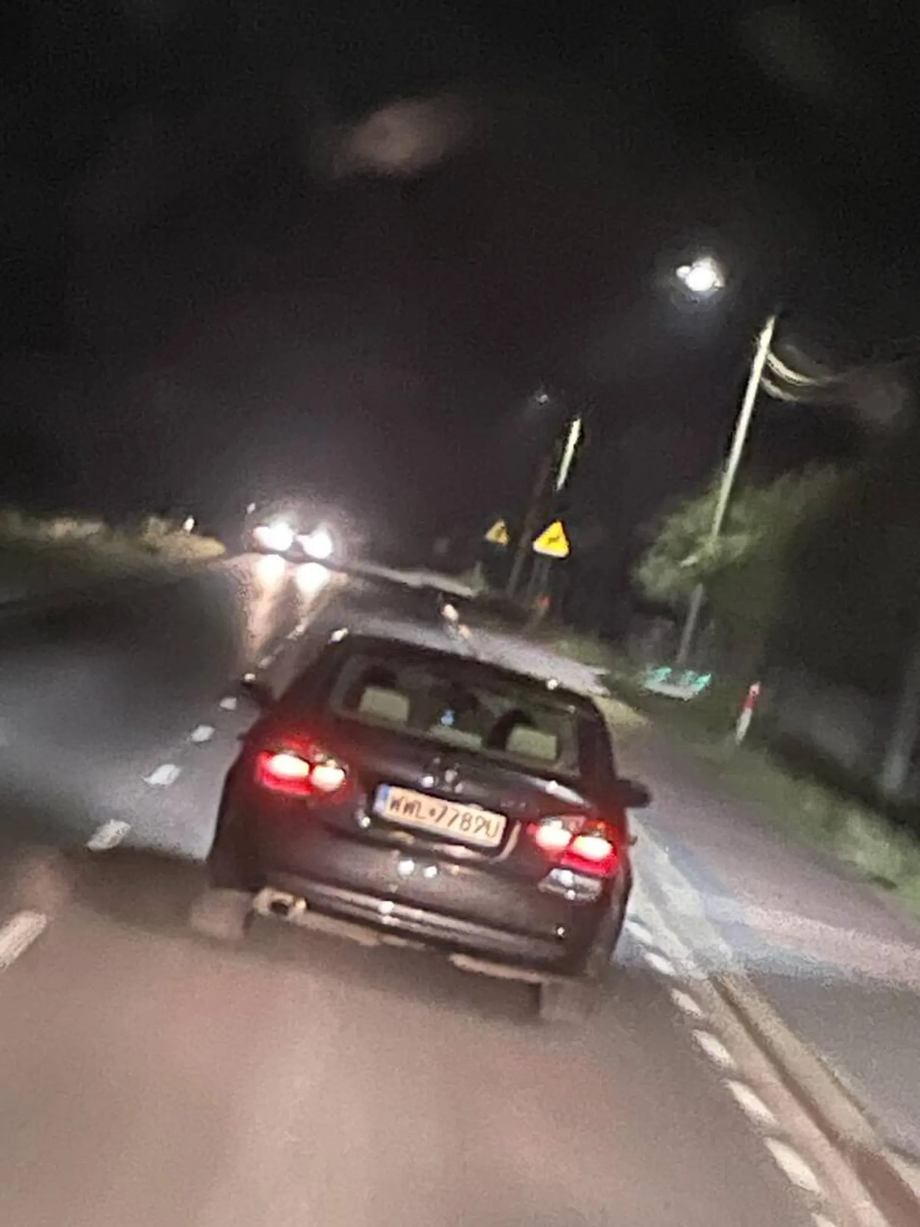 W zabudowanym jedzie 60 poza zabudowanym 50 :) Cały czas używa telefonu i jakaś larwa robi mu loda podczas jazdy, bo jest ciepła noc . Ogólnie nie polecam !