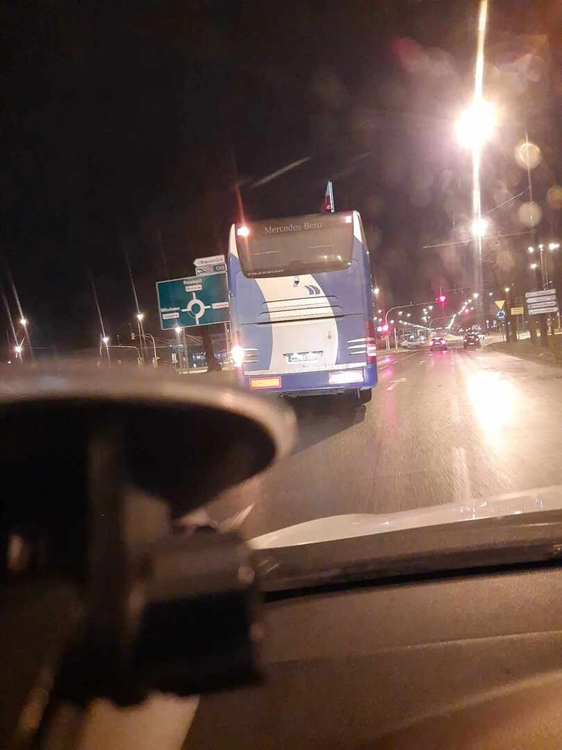 Pan kierowca nie wie, jakie zasady obowiązują w związku z poruszaniem się na skrzyżowaniu o ruchu okrężnym, tak zwanym rondzie. Pragnę dodać, że jak na załączonym obrazku jest to autobus. Bardzo fajnie dba pan o bezpieczeństwo takiej ilości pasażerów. Za wymuszenie pierwszeństwa przejazdu serdecznie Nie Pozdrawiam