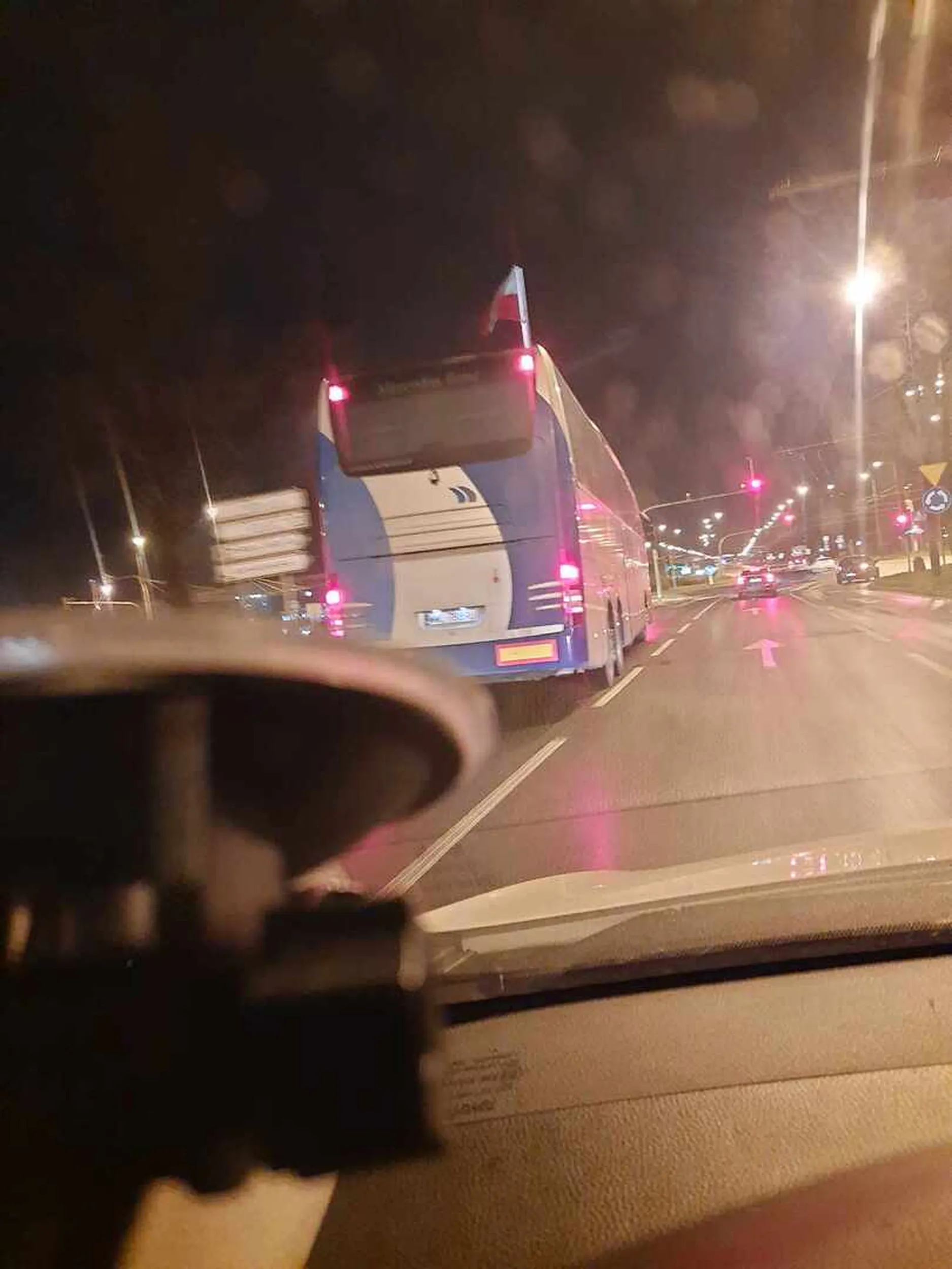 Pan kierowca nie wie, jakie zasady obowiązują w związku z poruszaniem się na skrzyżowaniu o ruchu okrężnym, tak zwanym rondzie. Pragnę dodać, że jak na załączonym obrazku jest to autobus. Bardzo fajnie dba pan o bezpieczeństwo takiej ilości pasażerów. Za wymuszenie pierwszeństwa przejazdu serdecznie Nie Pozdrawiam