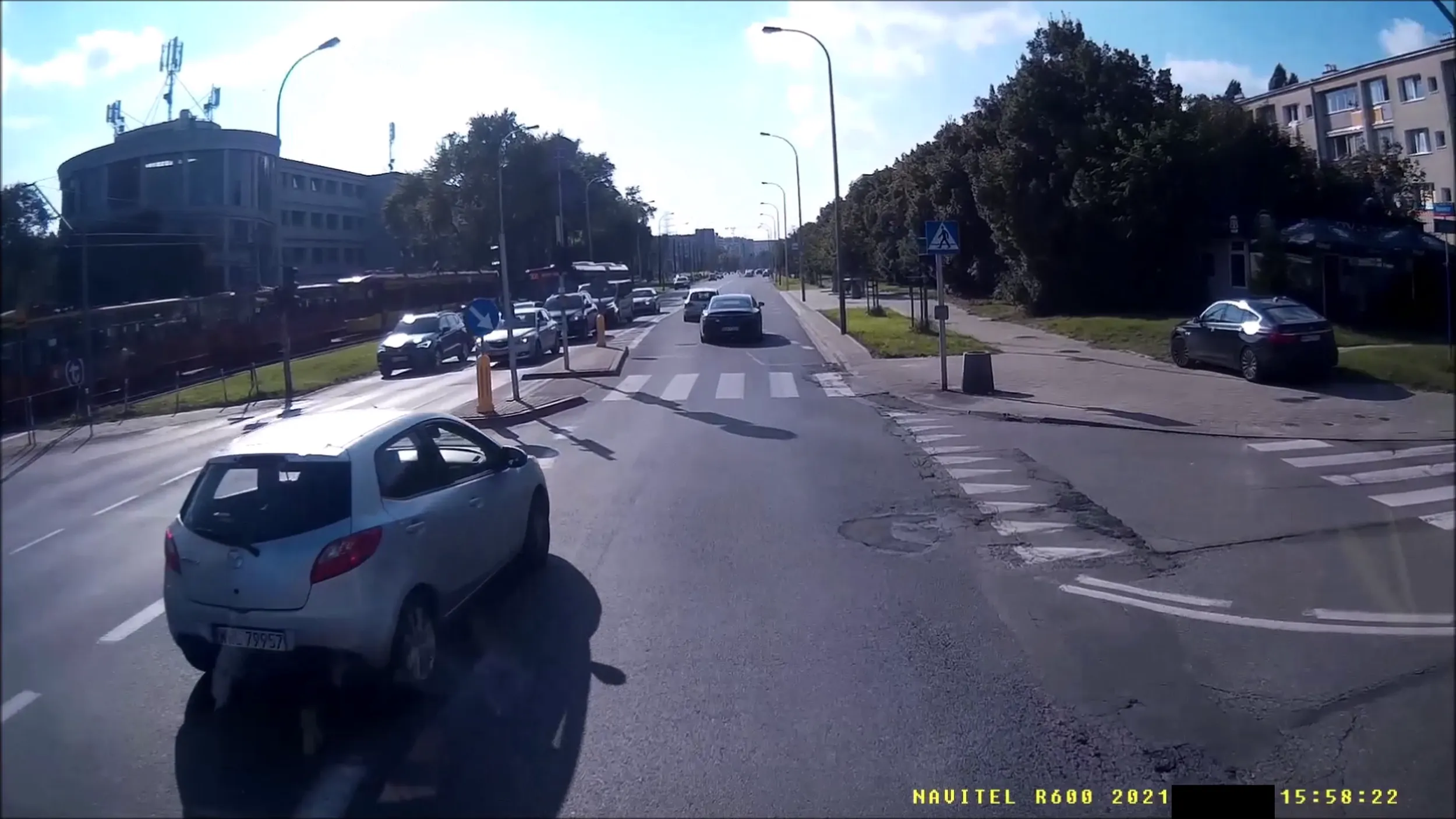 Tępe bydło z Wołomina wyprzedza z pasa do skrętu w lewo, tak się gnojowi śpieszy.